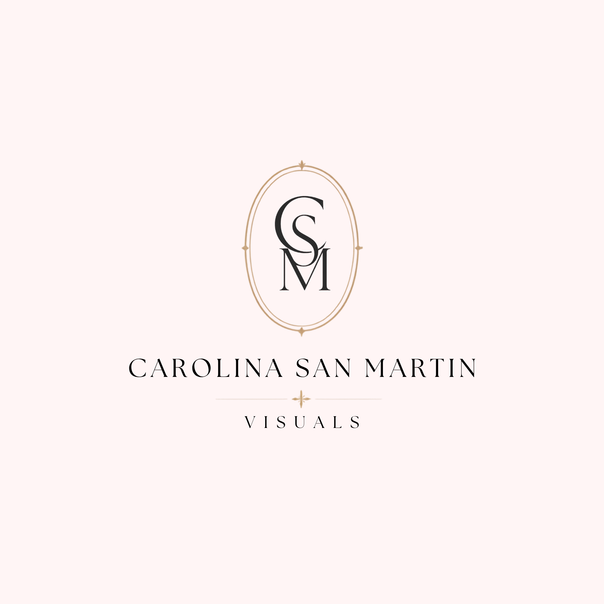 Logotipo com letras estilizadas 'CSM' dentro de um oval dourado, seguido pelo texto 'Carolina San Martin' e 'Visuals' em uma fonte elegante sobre fundo bege claro.