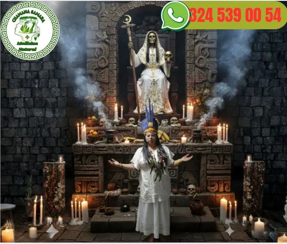 Una mujer vestida con ropa tradicional indígena con plumas en la cabeza, de pie frente a un altar con una figura de una diosa vestida más antigua, rodeada de velas, calaveras y humo de incienso, en un ambiente de piedra y esculturas prehispánicas.