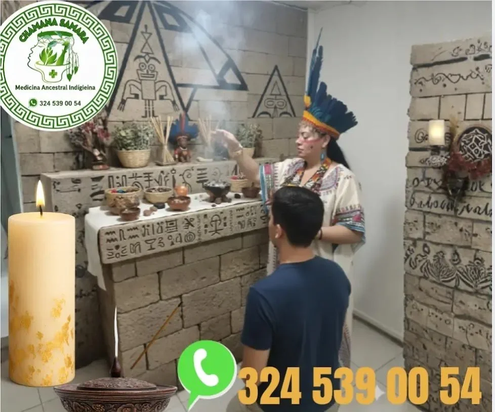 Personaje con atuendo tradicional indígena realizando un ritual en un altar con cerámicas y plantas, en un entorno decorado con símbolos indígenas y textos en una pared de piedra, anuncios de medicina ancestral indígena y contacto en WhatsApp.