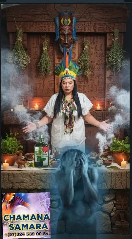 Mujer realizando un ritual chamánico con sombrero colorido, frente a altar con velas, plantas y humo, decorada con máscara y plantas secas.