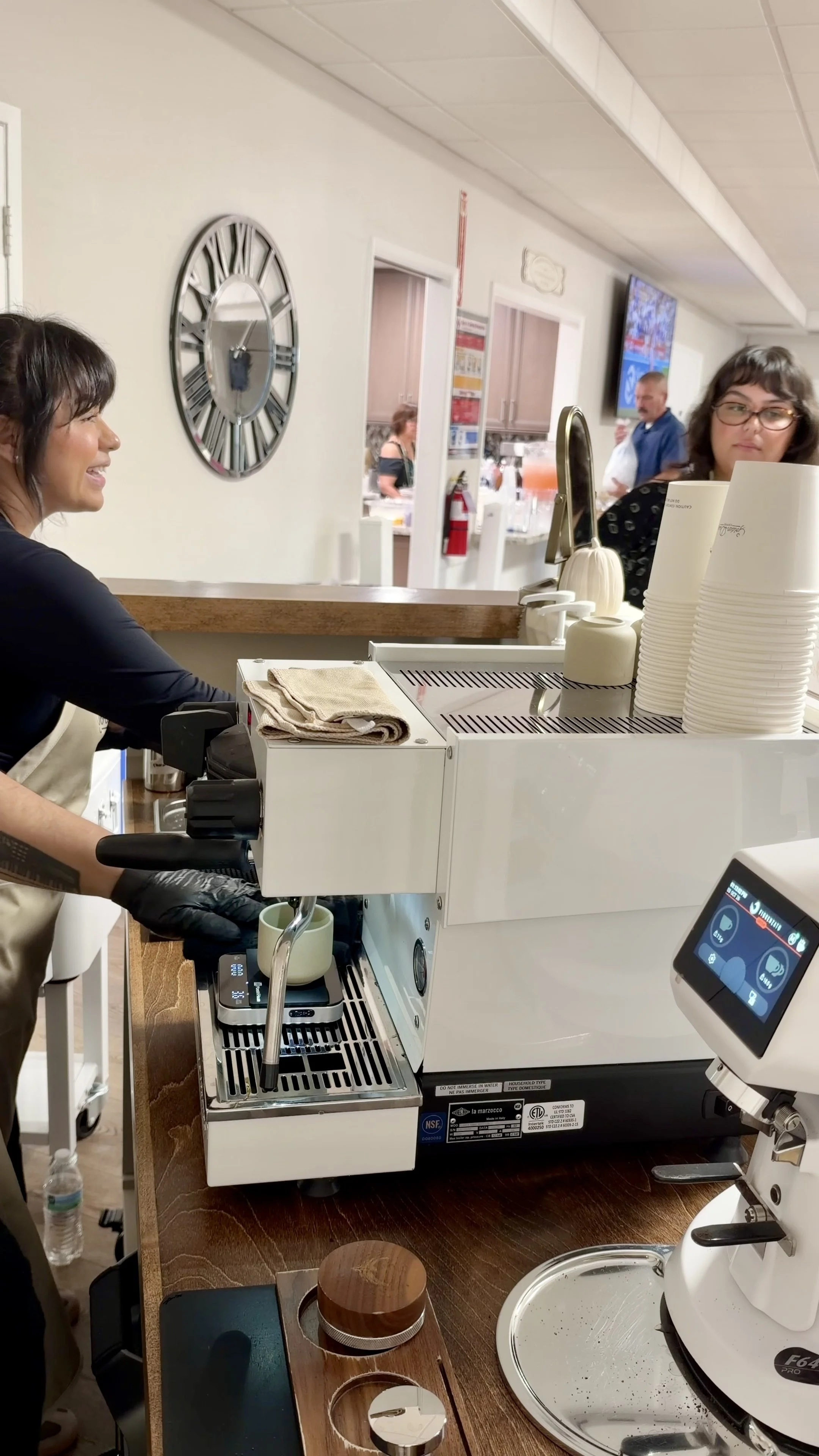 Golden_Daisy_Coffee_Cart_Mobile_Barista_Smilng_Friendly_Happy_Greattimes.jpg