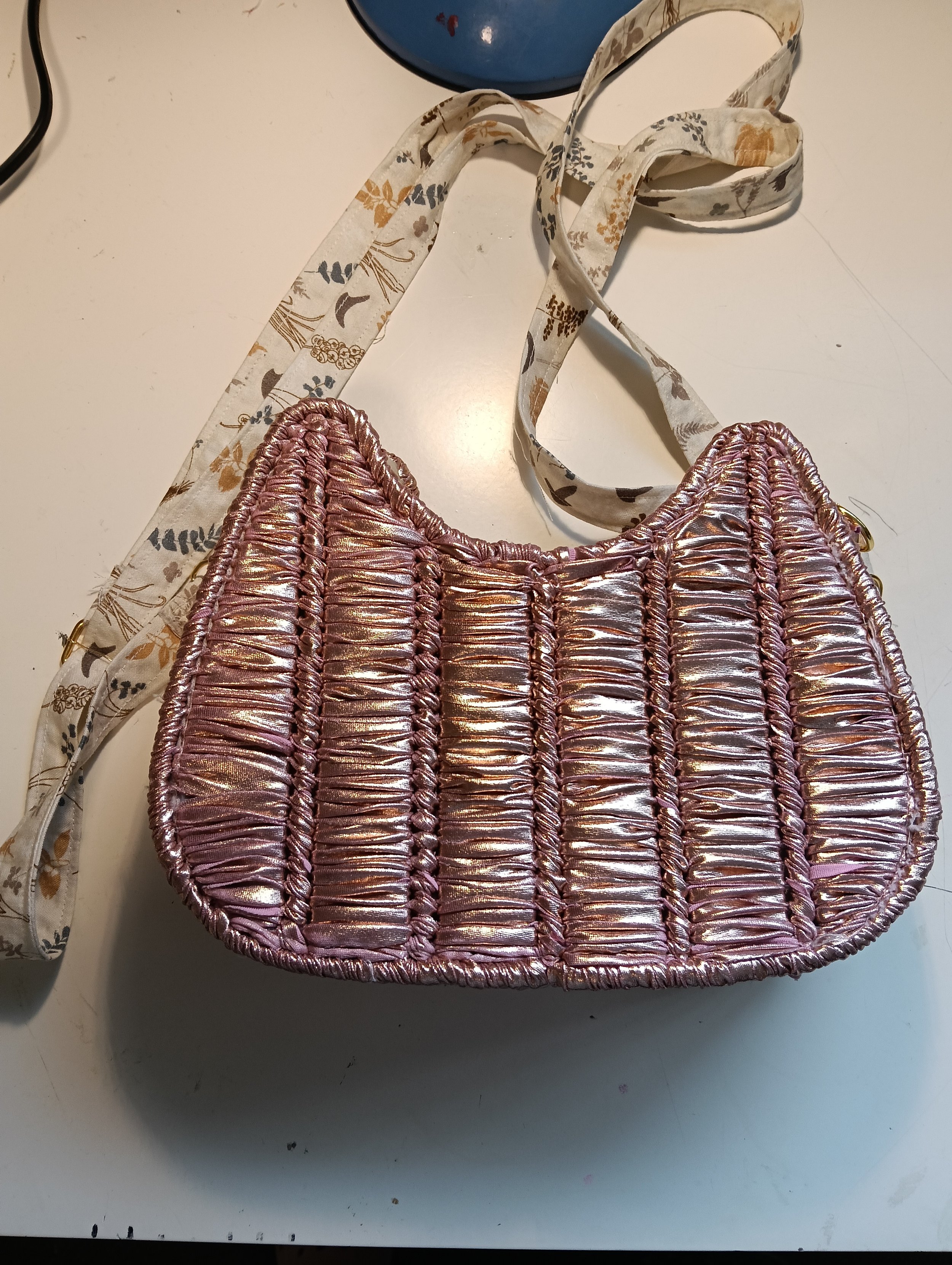 Mixed-Color Glitter Faux Leather T-Shirt Yarn Handbag