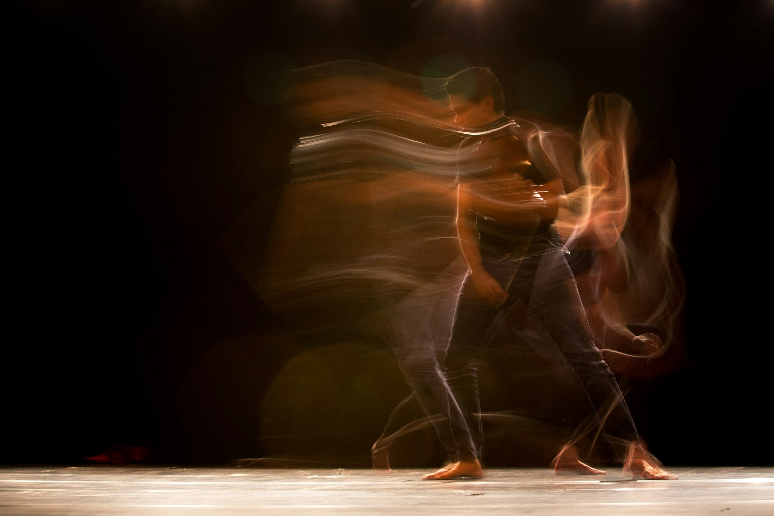 Un danseur dans un flux cinétique
