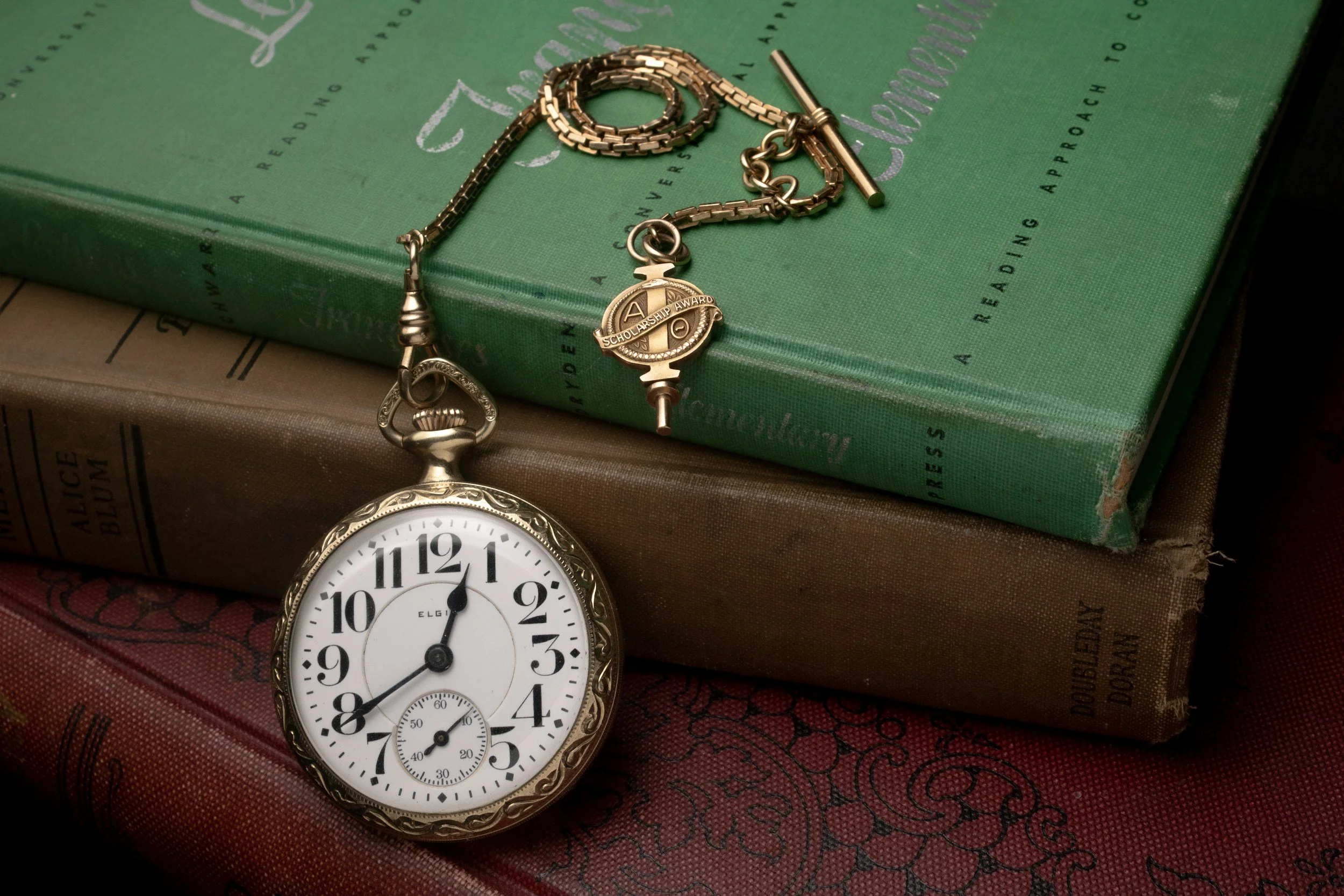 Une montre à gousset sur des livres