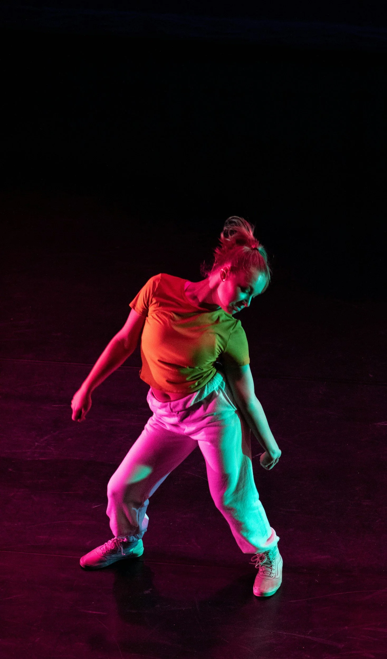 Danseuse de danse urbaine sur scène.