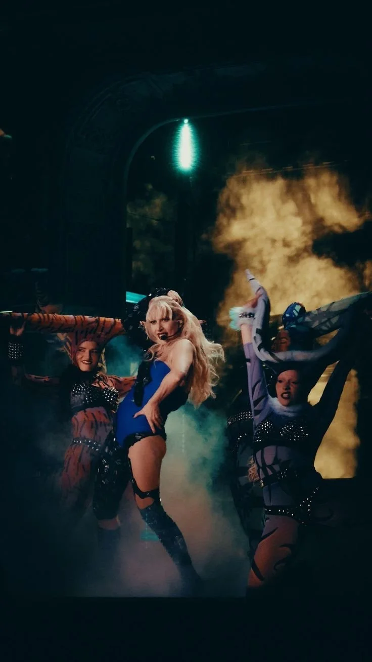 Lady Gaga sur scène accompagnée de ses danseurs.