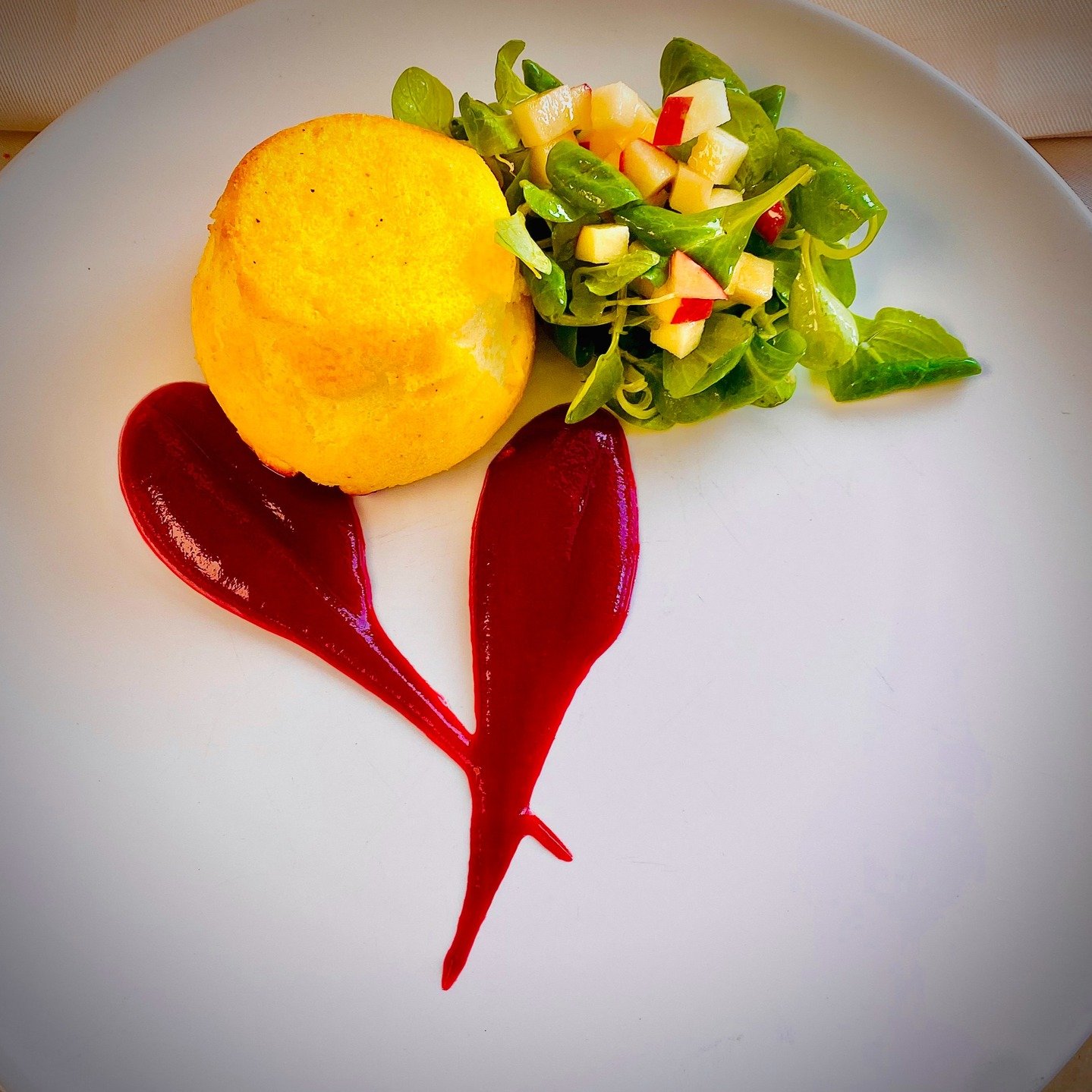 Taking the weekend off to help my lovely wife @sandradugganfurnishings. So here are a few from the archive. Lovely and light Spring /Summer Vegetarian 3 course
Goats Cheese Souffle - beetroot ketchup
Gnocchi Parisienne
Panna Cotta with berries

Resta