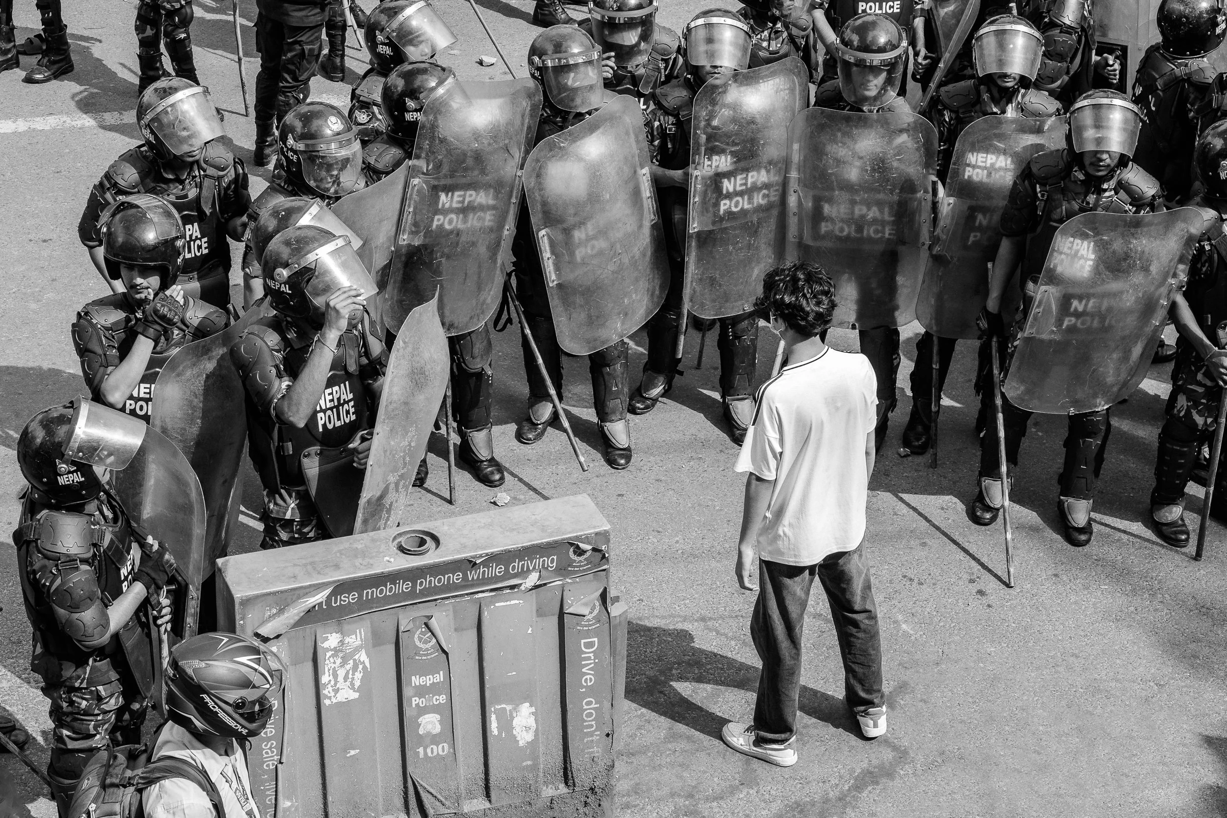 proteste in front of a row of policemen