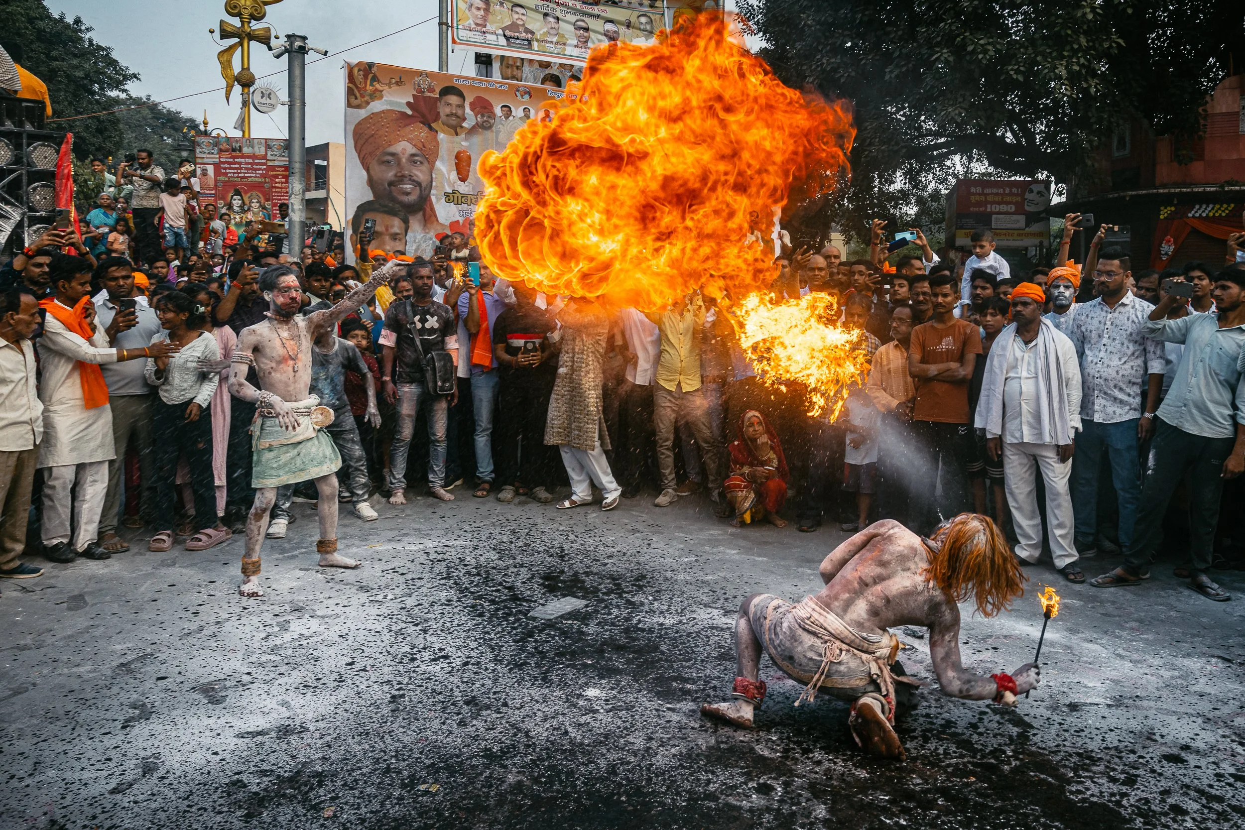 The fire doesn't know who's catching.
— Varanasi, India. 2025