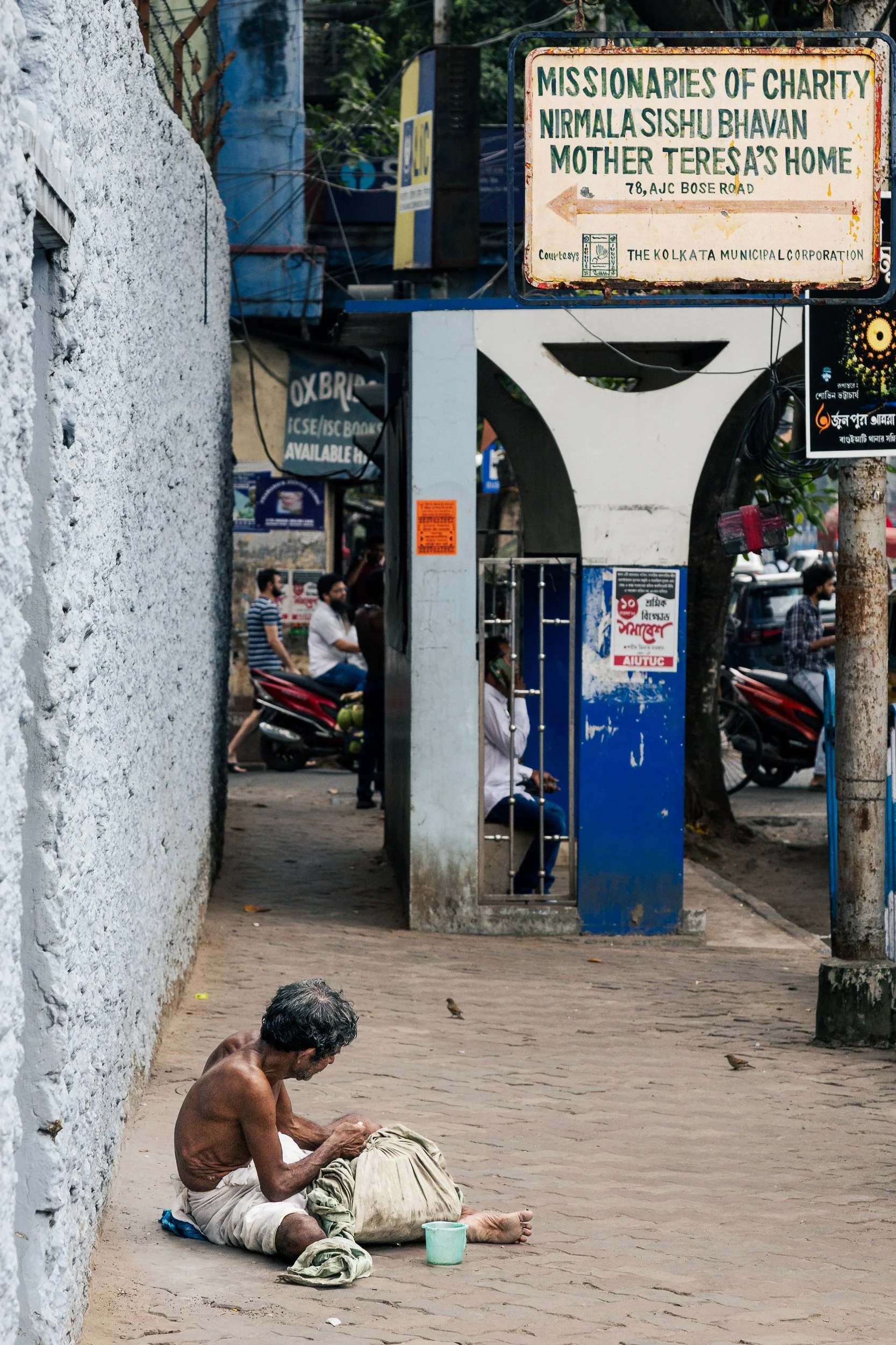 The arrow points toward help. He stayed where he was. Kolkata, India. 2025.