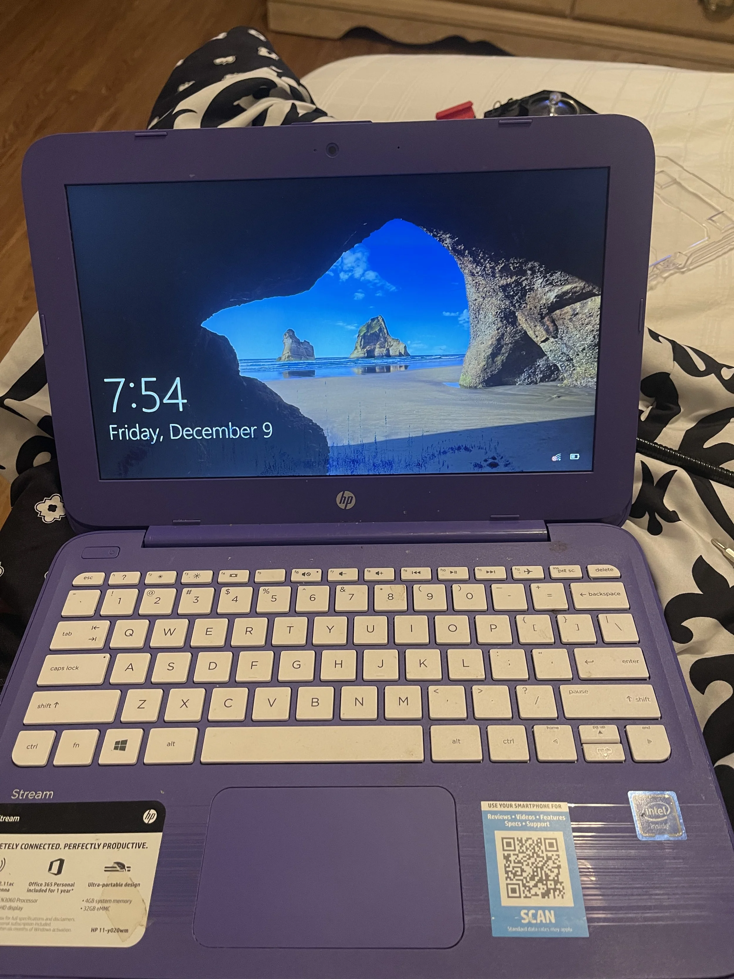 HP laptop: HP laptop powered on after screen repair