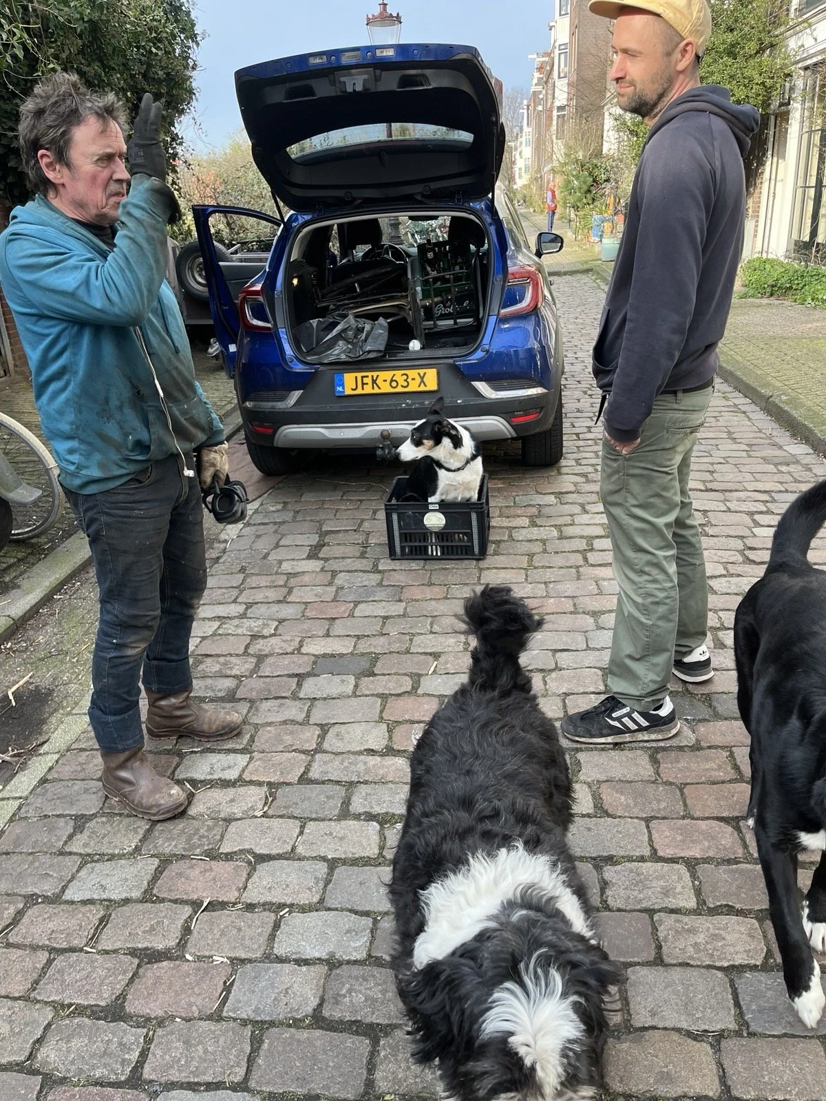 Twee mannen staan te overleggen over werk