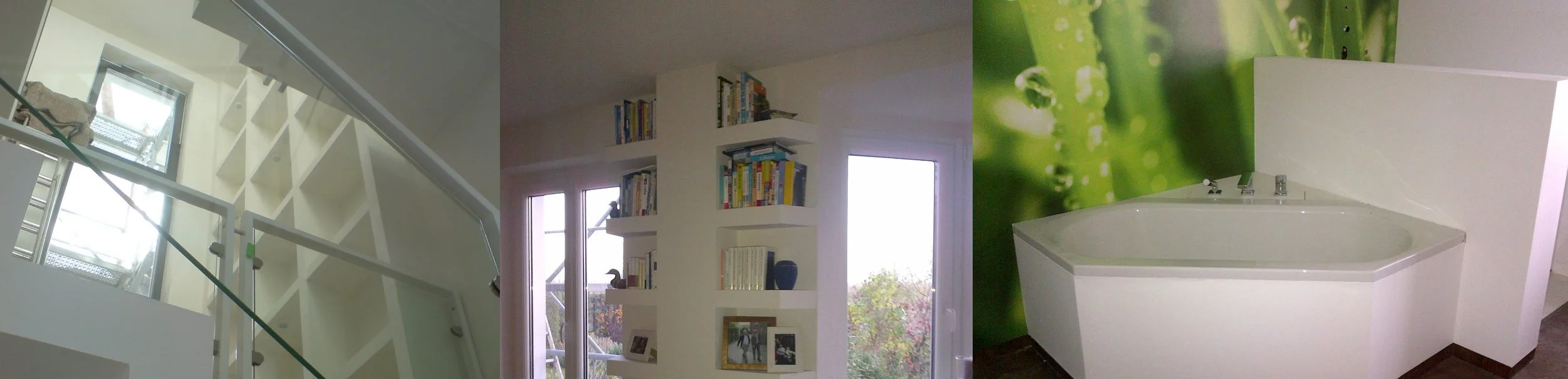 Innenaufnahme eines Hauses mit Treppe, Bücherregalen und Fenster auf der linken Seite, eine Ecke mit einem Badewannen auf der rechten Seite mit grünem Hintergrund.