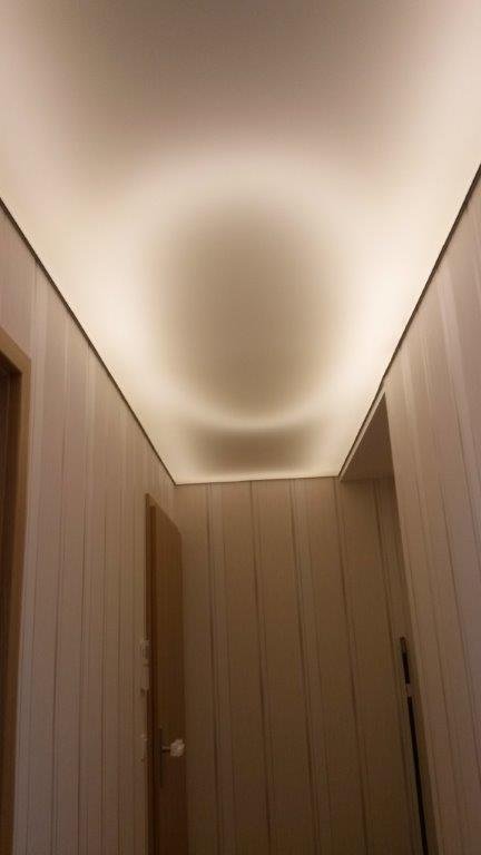Hauseingang mit beleuchteter Decke