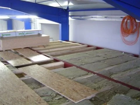 Baustelle mit Holz- und Steinplatten auf einer Bauplattform