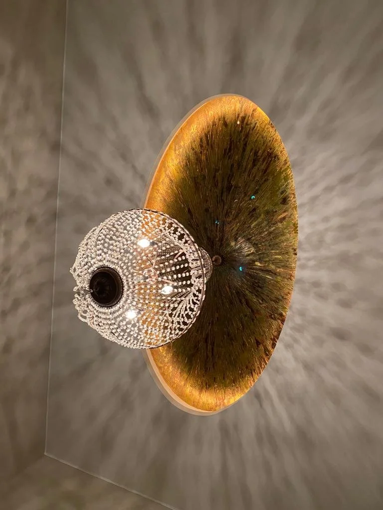 Deckenlampe mit Kristallverzierung und rustikale Holzdecke
