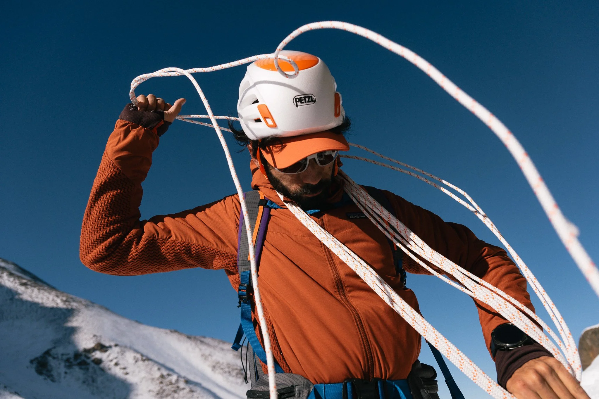 Sport Brand Fotografie eines Bergsteigers, welcher bei natürlichem Licht technisches Equipment trägt.