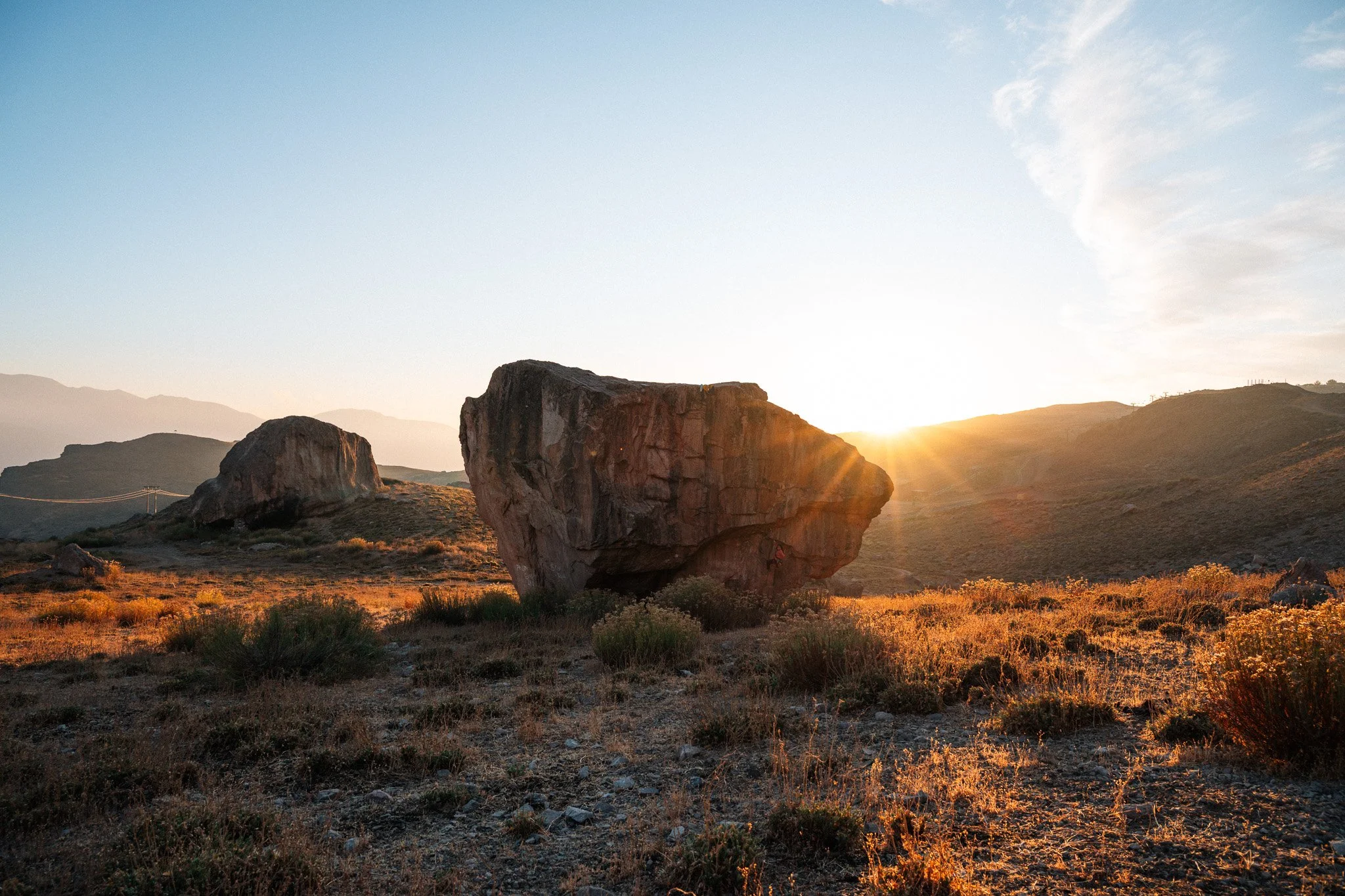 Landschaftsfotografie einer Berglandschaft bei Sonnenuntergang mit Gegenlicht in Farellones in Santiago de Chile.