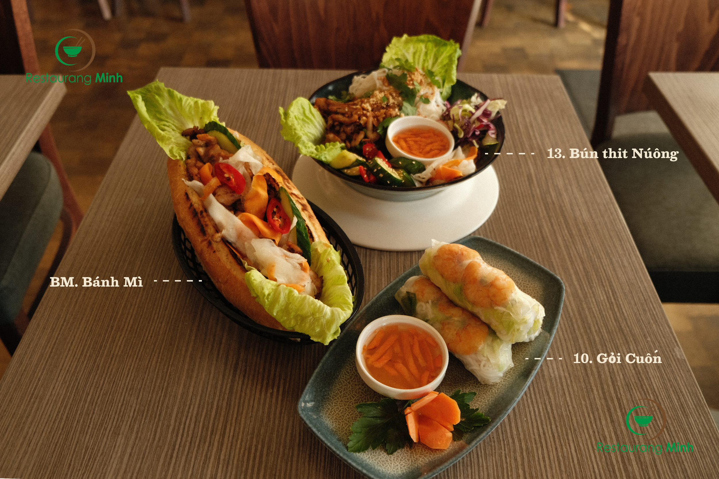 Bilder av olika vietnamesiska rätter inklusive Bánh Mì och Gỏi Cuốn på ett bord i en restaurang.