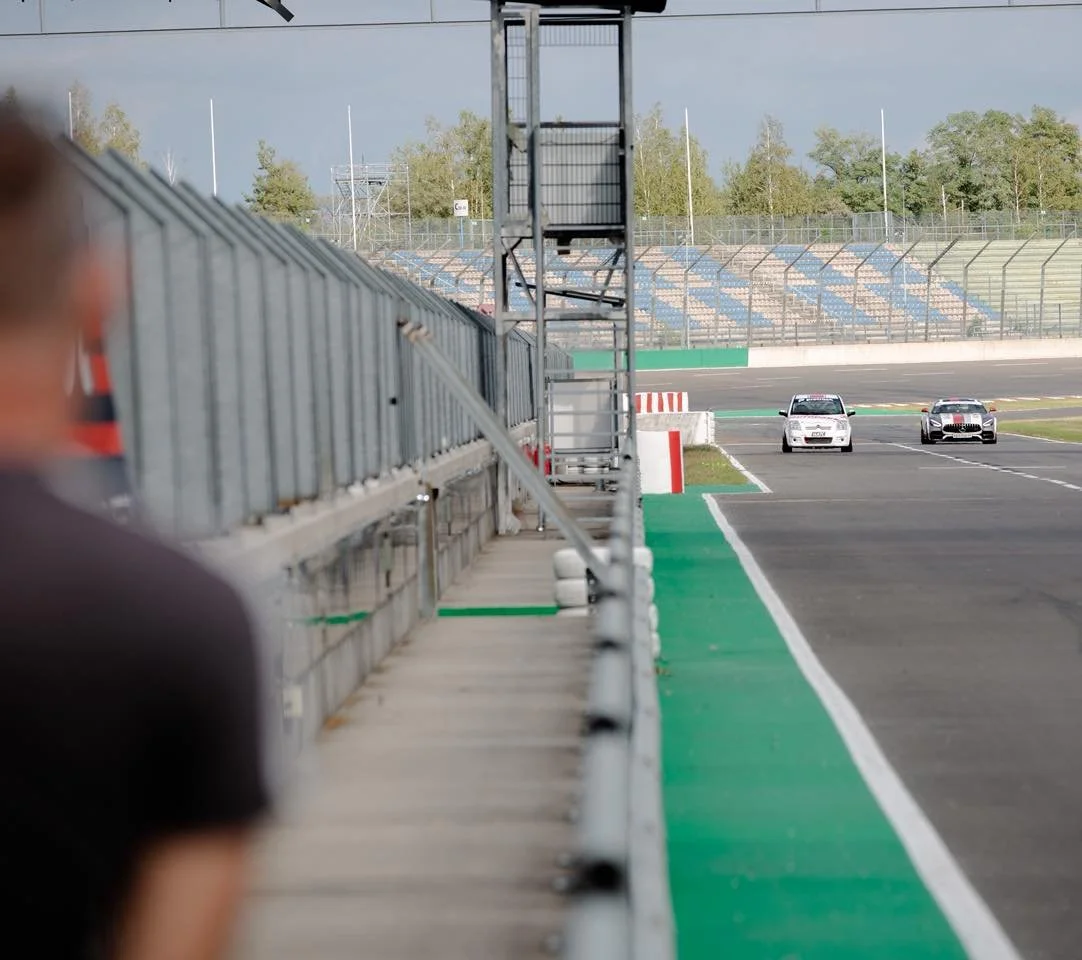 Wenn dein C2 pl&ouml;tzlich neben einem AMG auftaucht. 👀😂

Small car. Big attitude. 🏁

C2 or AMG &mdash; which one are you taking?

#racing #citroenc2 #c2racing