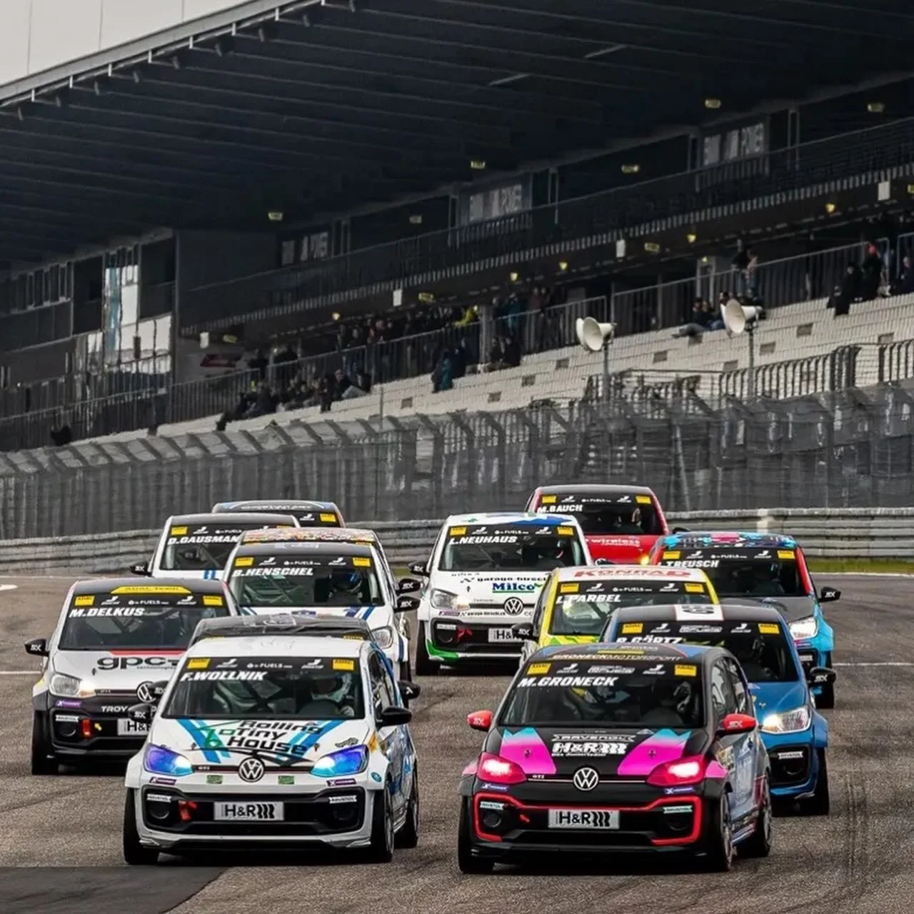 First Race Weekend &ndash; ADAC Tourenwagen Junior Cup! 🏁
Was f&uuml;r ein Wochenende am N&uuml;rburgring! 🔥
Mein erster Gaststart im ADAC Tourenwagen Junior Cup &ndash; vom Sim Racing auf die echte Rennstrecke!
So many new experiences, so much to 
