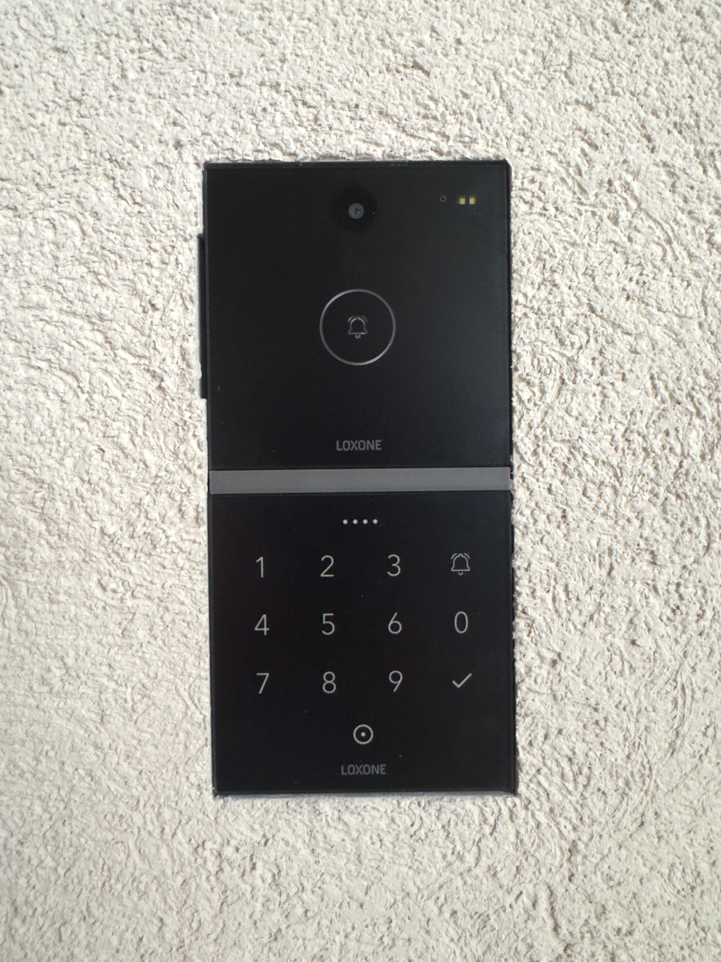 Loxone Intercom und NFC Code flächenbündig eingeputzt.