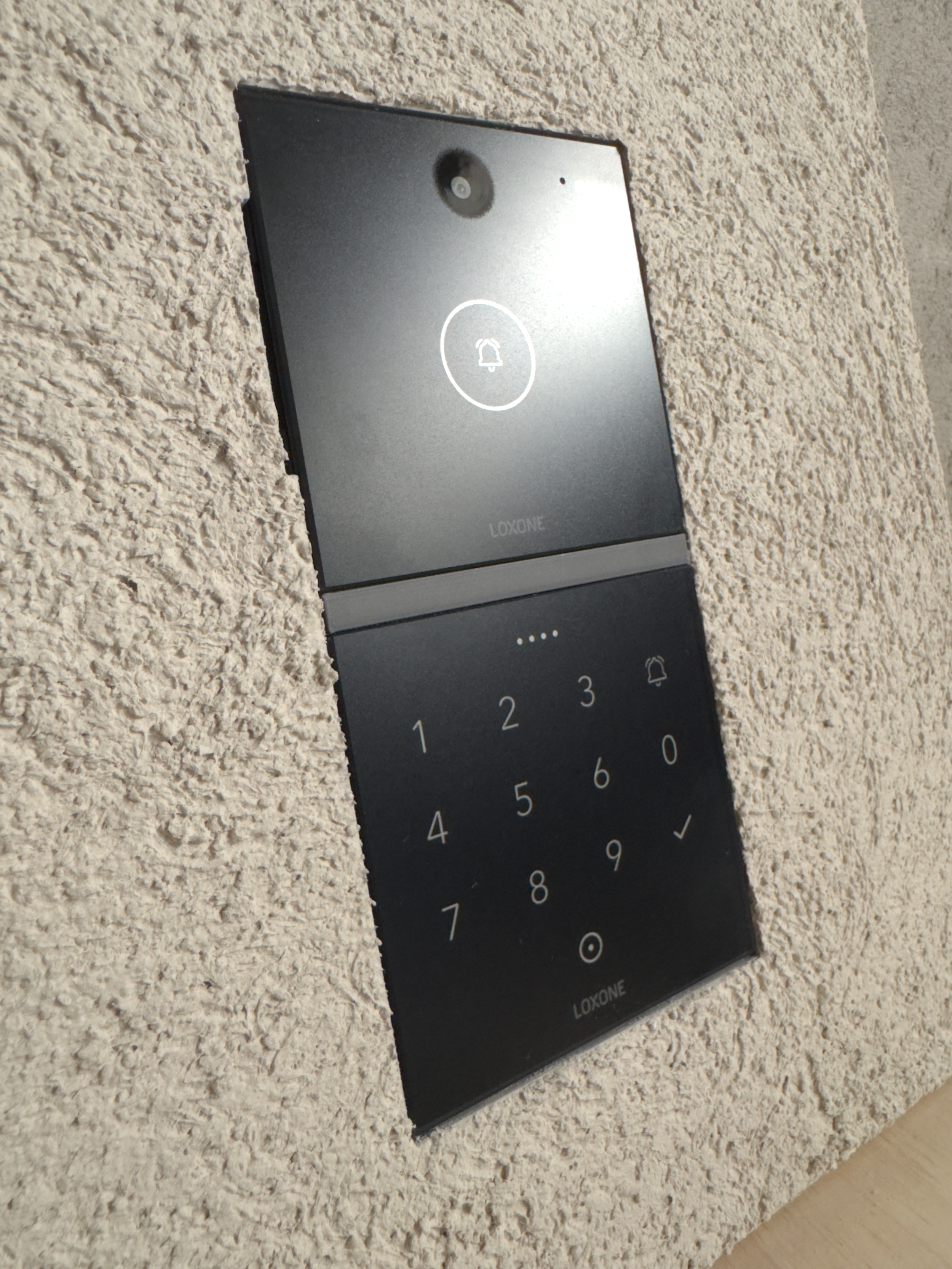 Loxone Intercom und NFC Code flächenbündig eingeputzt.