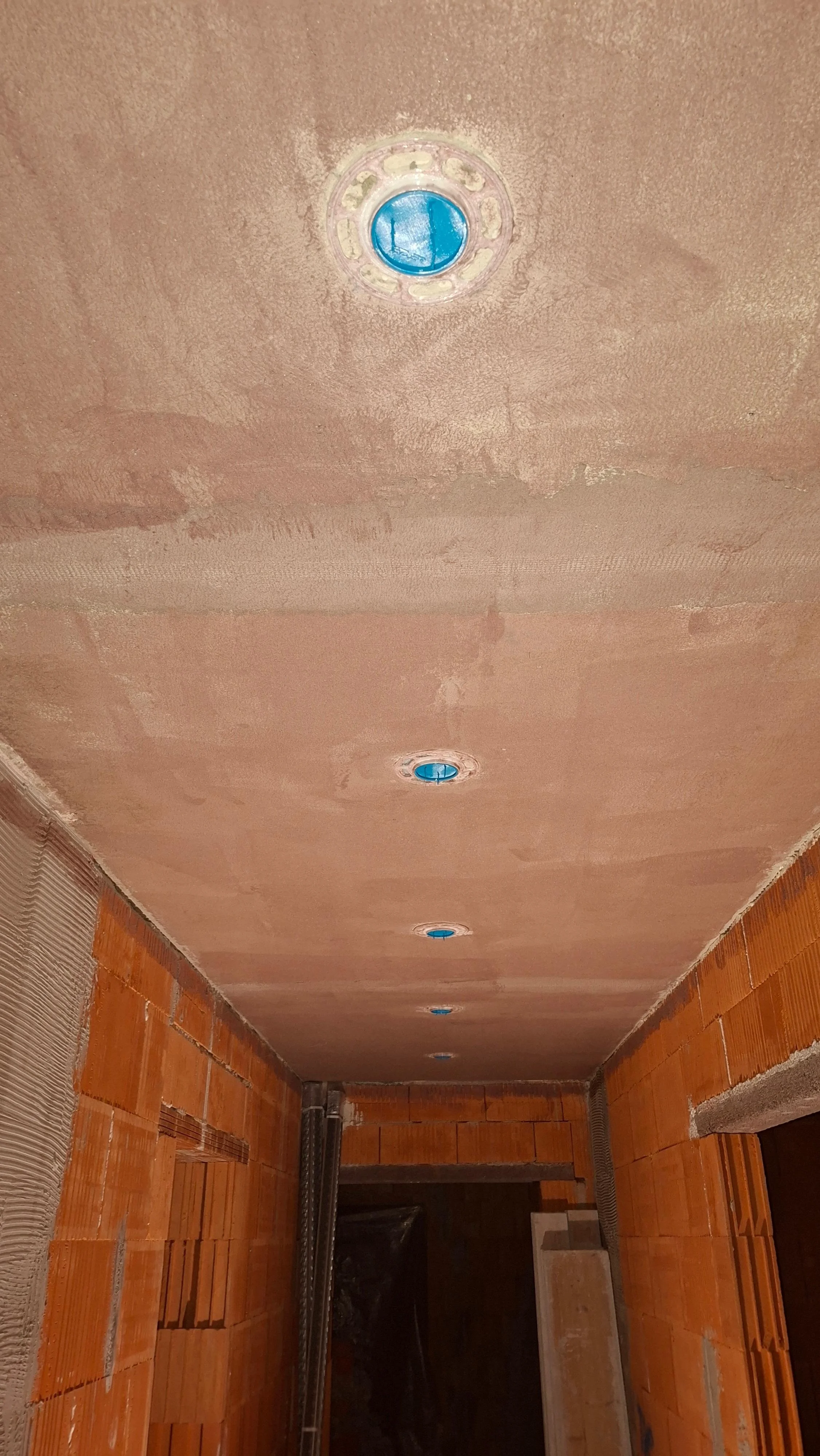 Betondecke im Rohzustand mit montierten Deckeneinputzringen EPR27 70 mm Durchmesser vor dem Putzvorgang