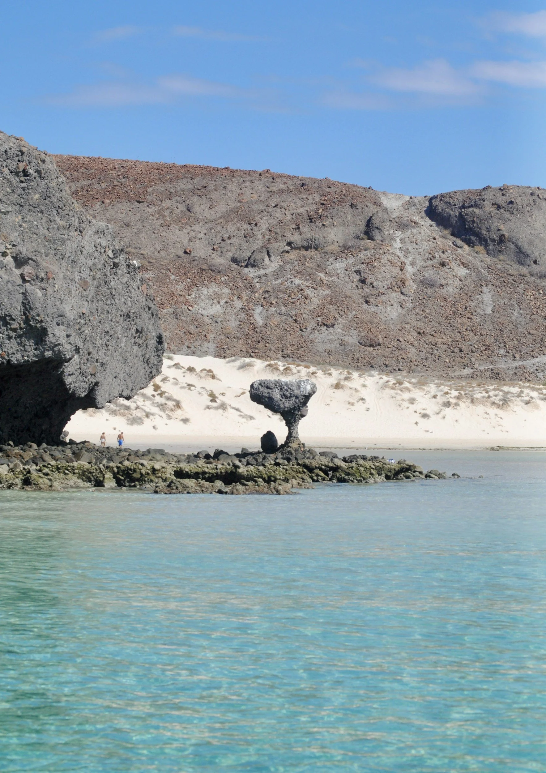 Turquoise Pacific coastline, sandy beach and rocky cliffs in Baja California Sur, Mexico.
