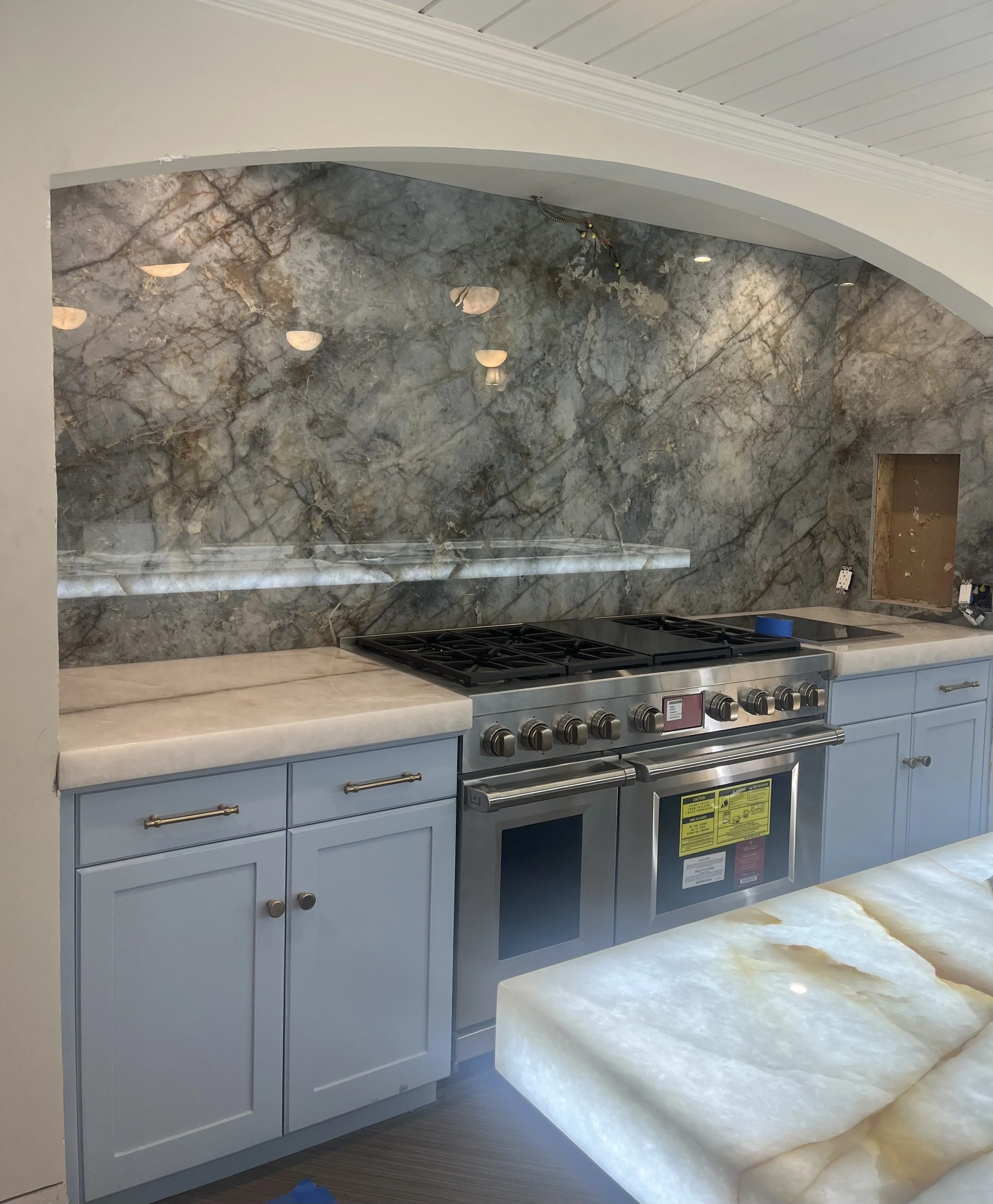 41-kitchen-range-stone-backsplash-nyc.jpg