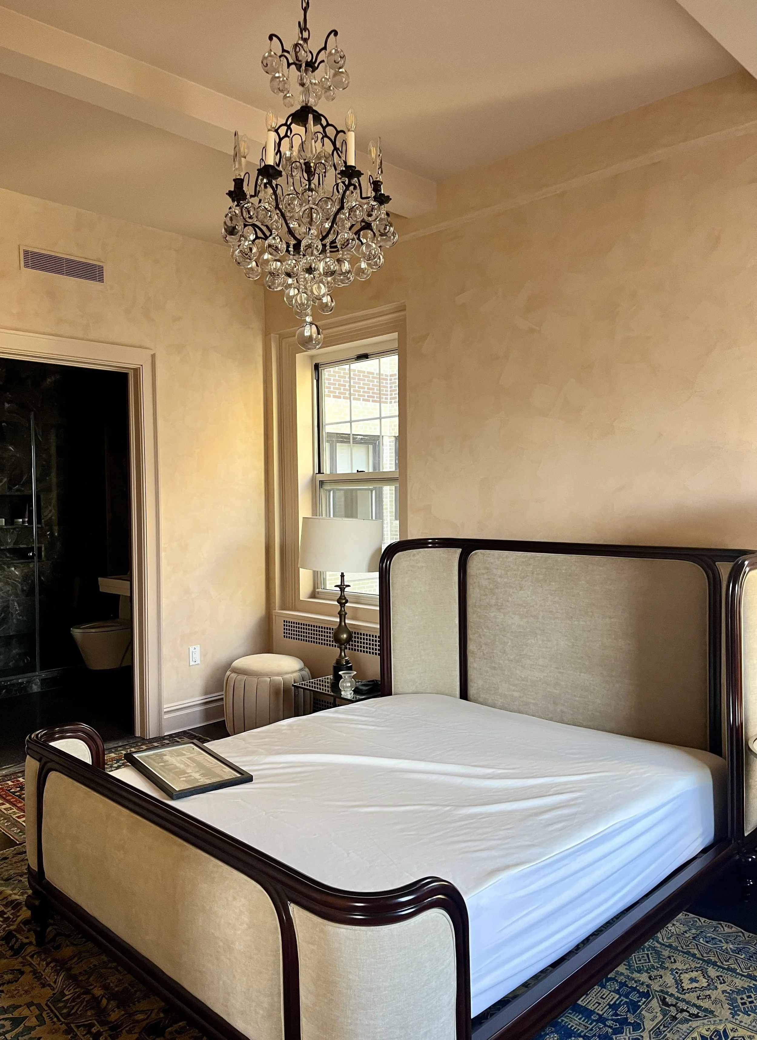 23-bedroom-plaster-walls-chandelier-nyc.jpg
