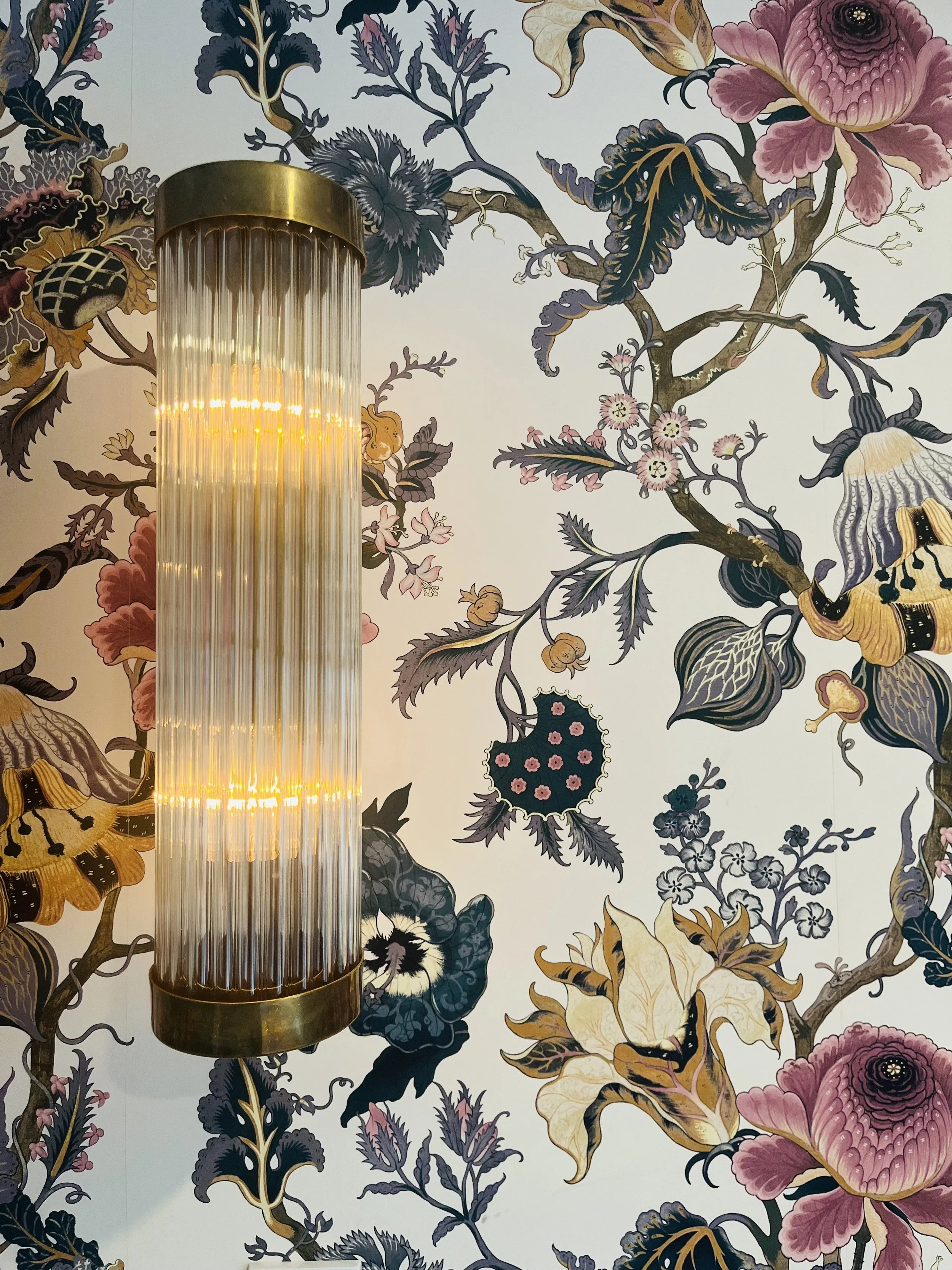15-floral-wallpaper-brass-sconce-nyc.jpg