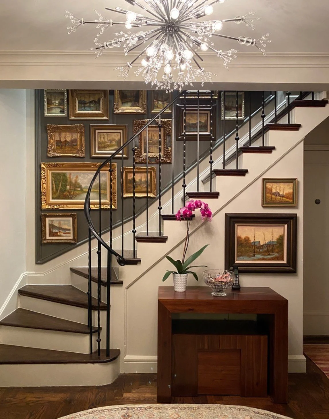 08-staircase-gallery-wall-nyc.jpg