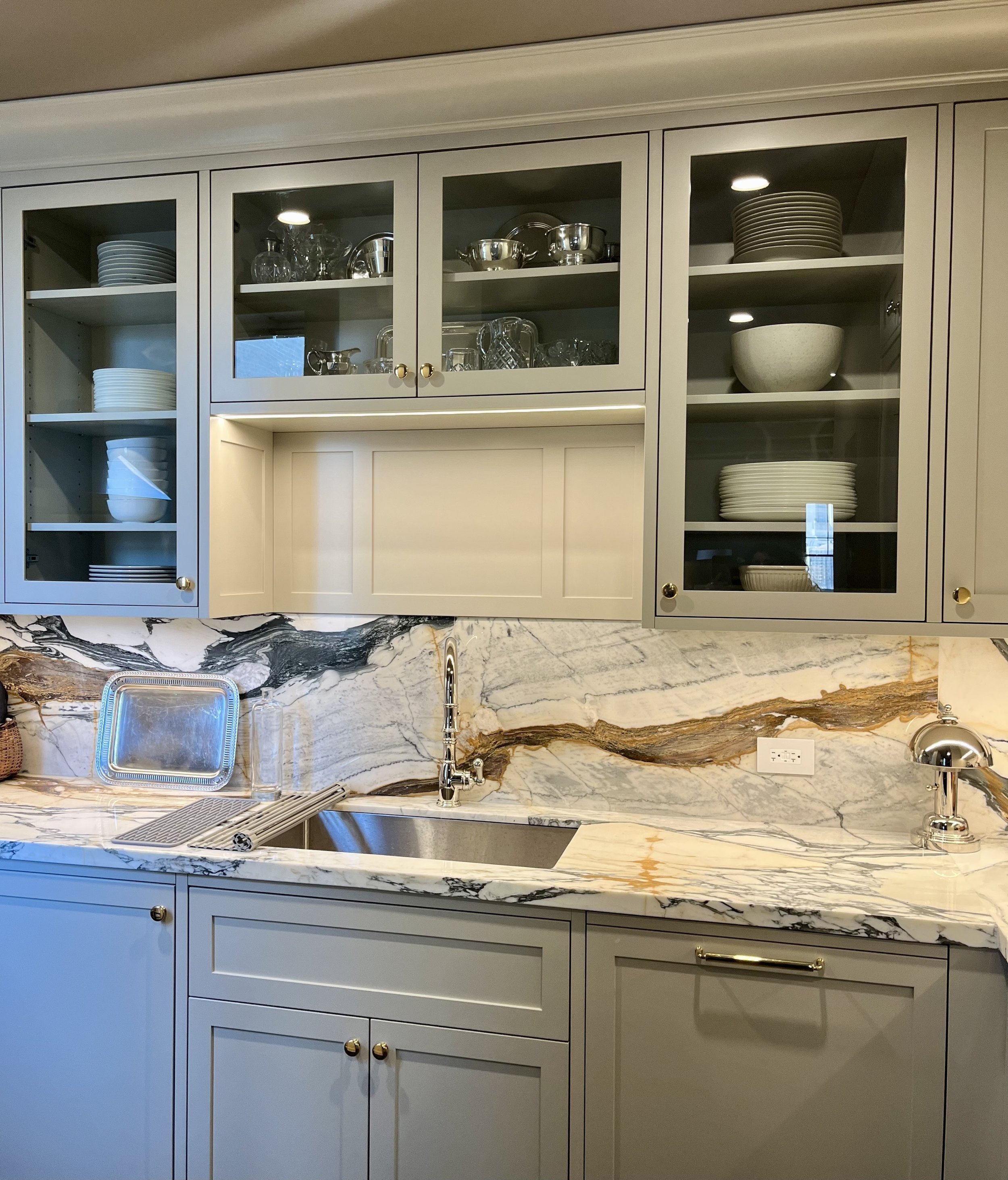 22-kitchen-glass-cabinets-stone-counters-nyc.jpg