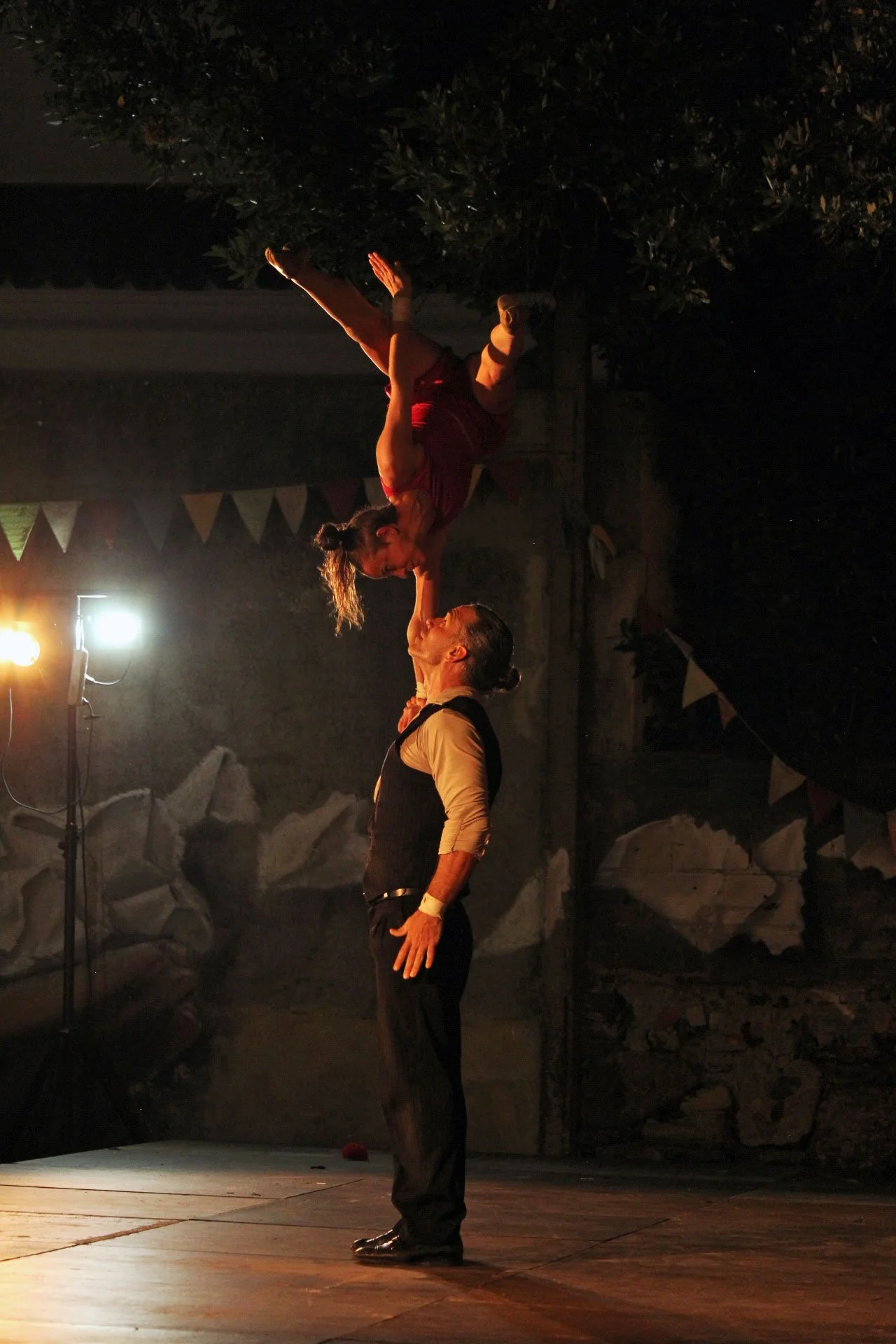 Acrobata durante uma atuação no Festival Na Kalha, em Ovar, fotografada pela SHINE Creative Studio.