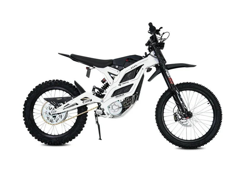 White_Black_Seat_81985a65-8ec7-4a33-a90f-de593961bd4f.webp