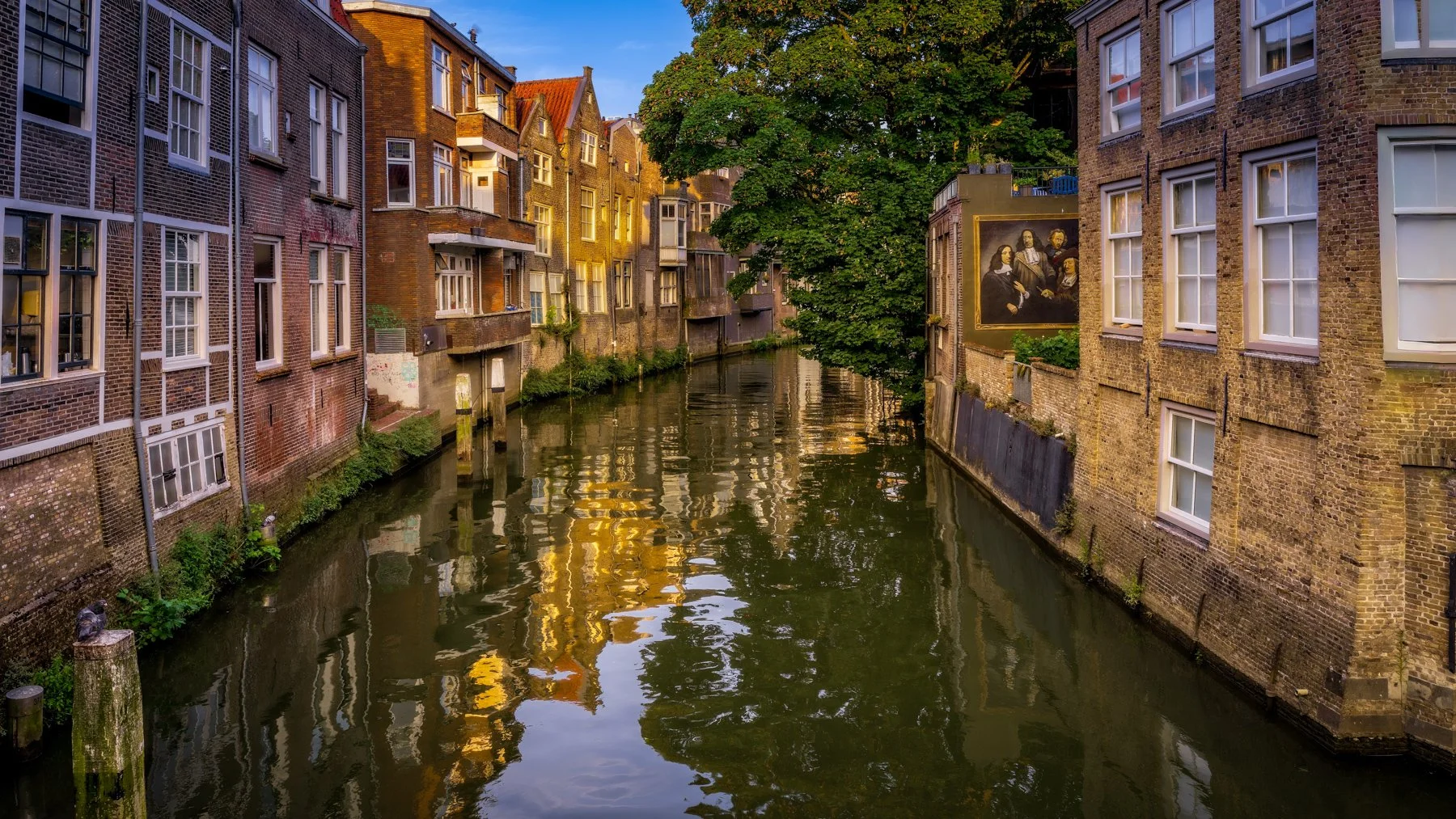 Dordtrecht De Grachtwach Mural on Canal Dordtrech 2.jpg