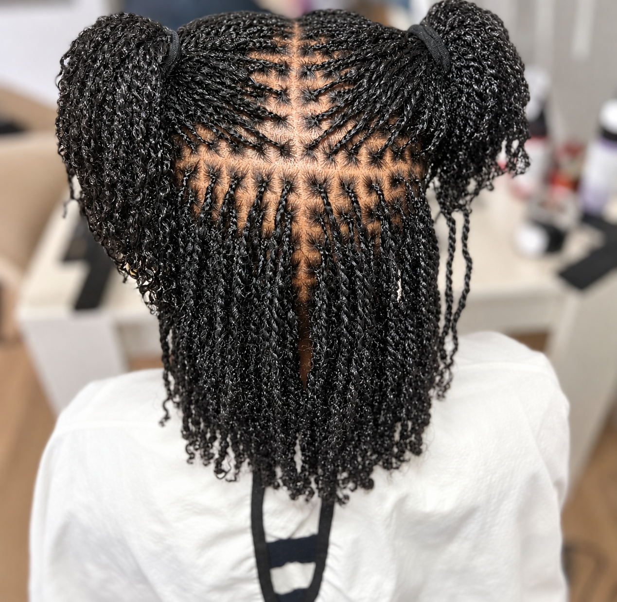 Coiffure torsadée en double chignon.png