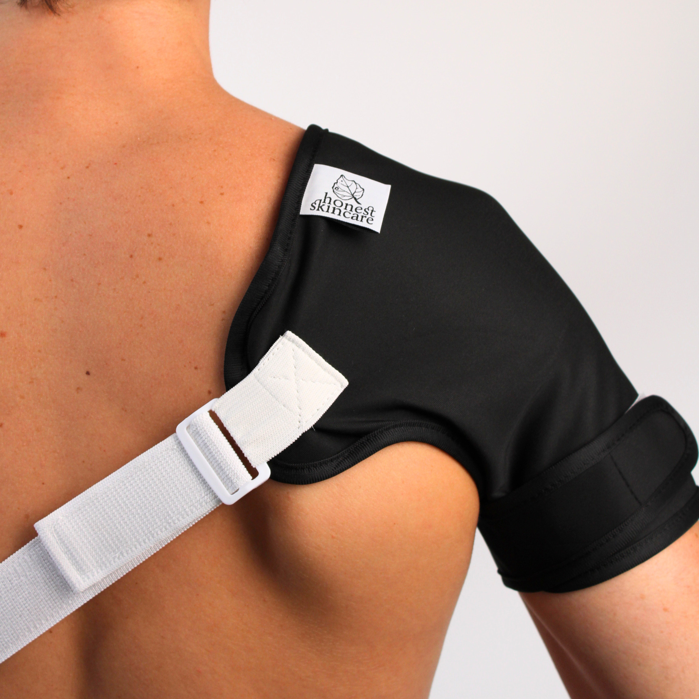 castor_oil_shoulder_wrap_from_behind_male_model.png