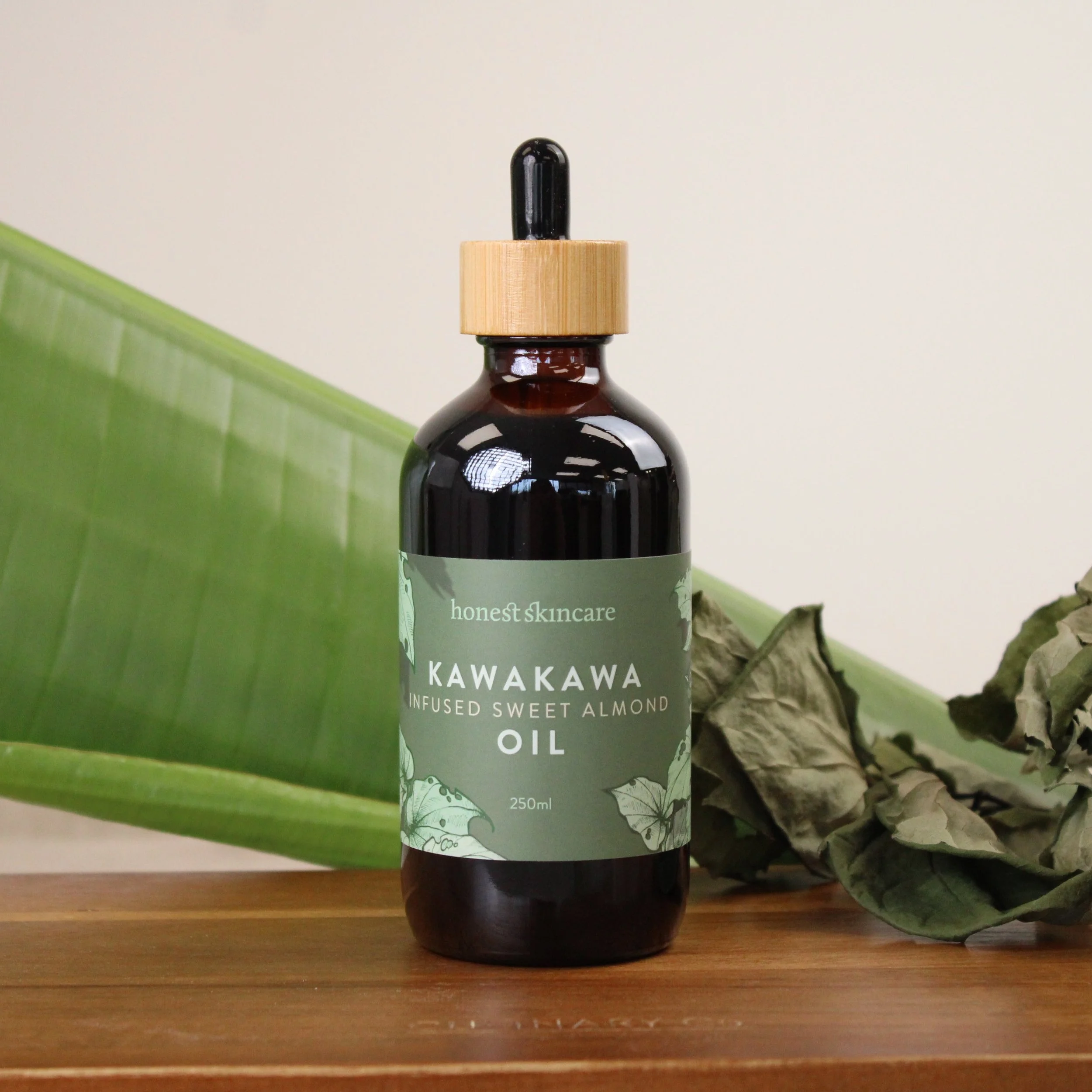 Kawakawa_infused_with_almond_oil.jpg