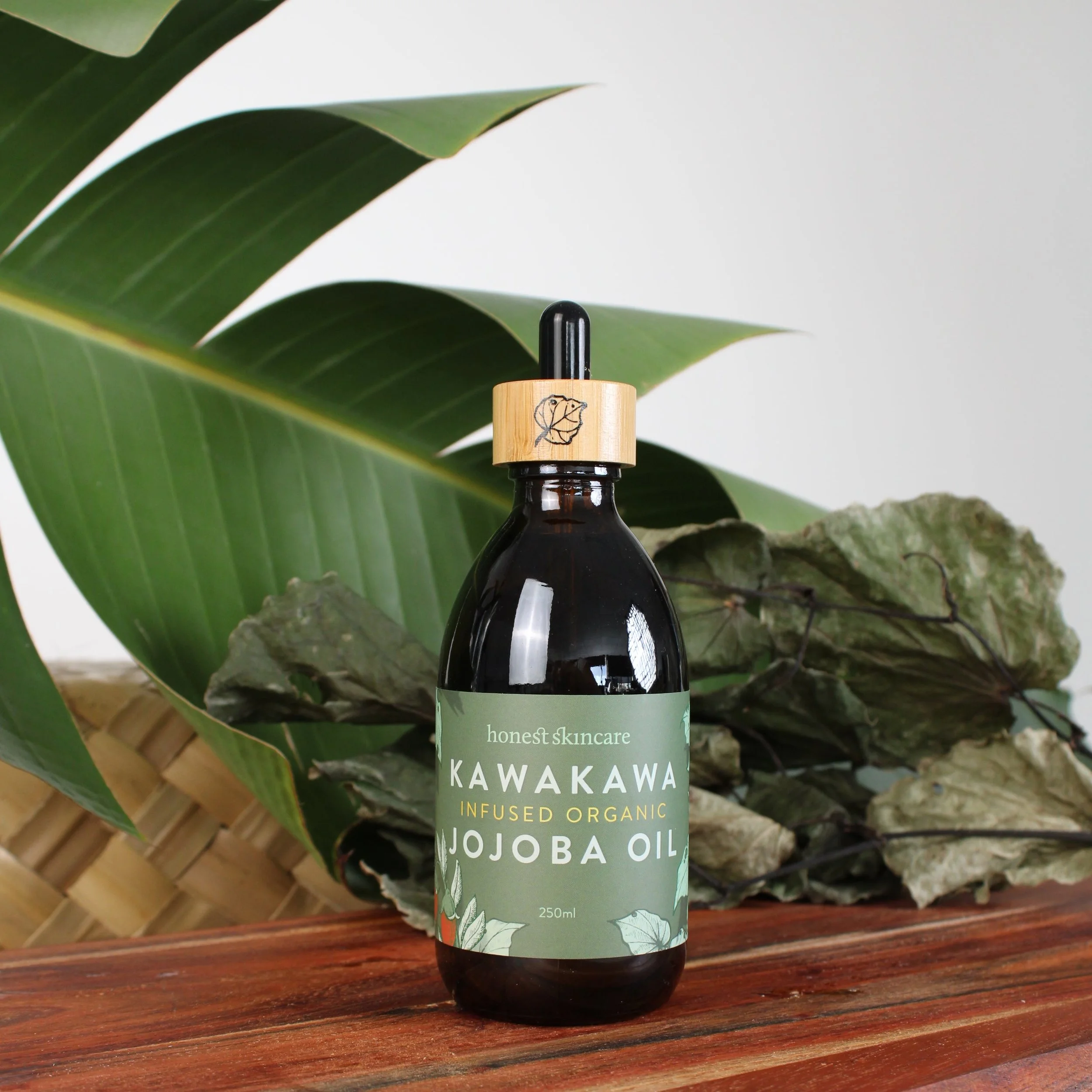 Kawakawa_infused_Jojoba_Oil_250ml_with_dropper_02.jpg