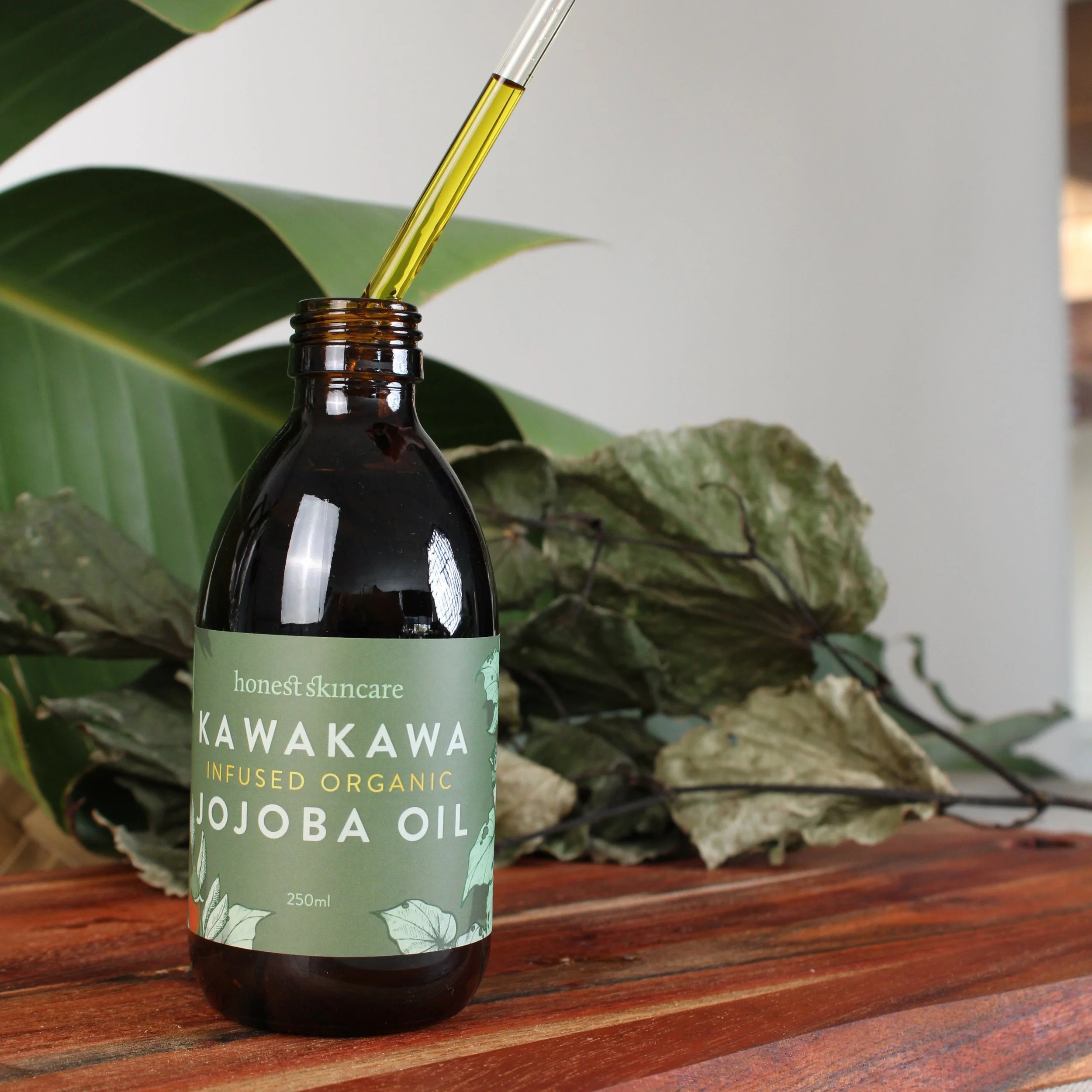 Kawakawa_infused_Jojoba_Oil_250ml_with_dropper_05.jpg
