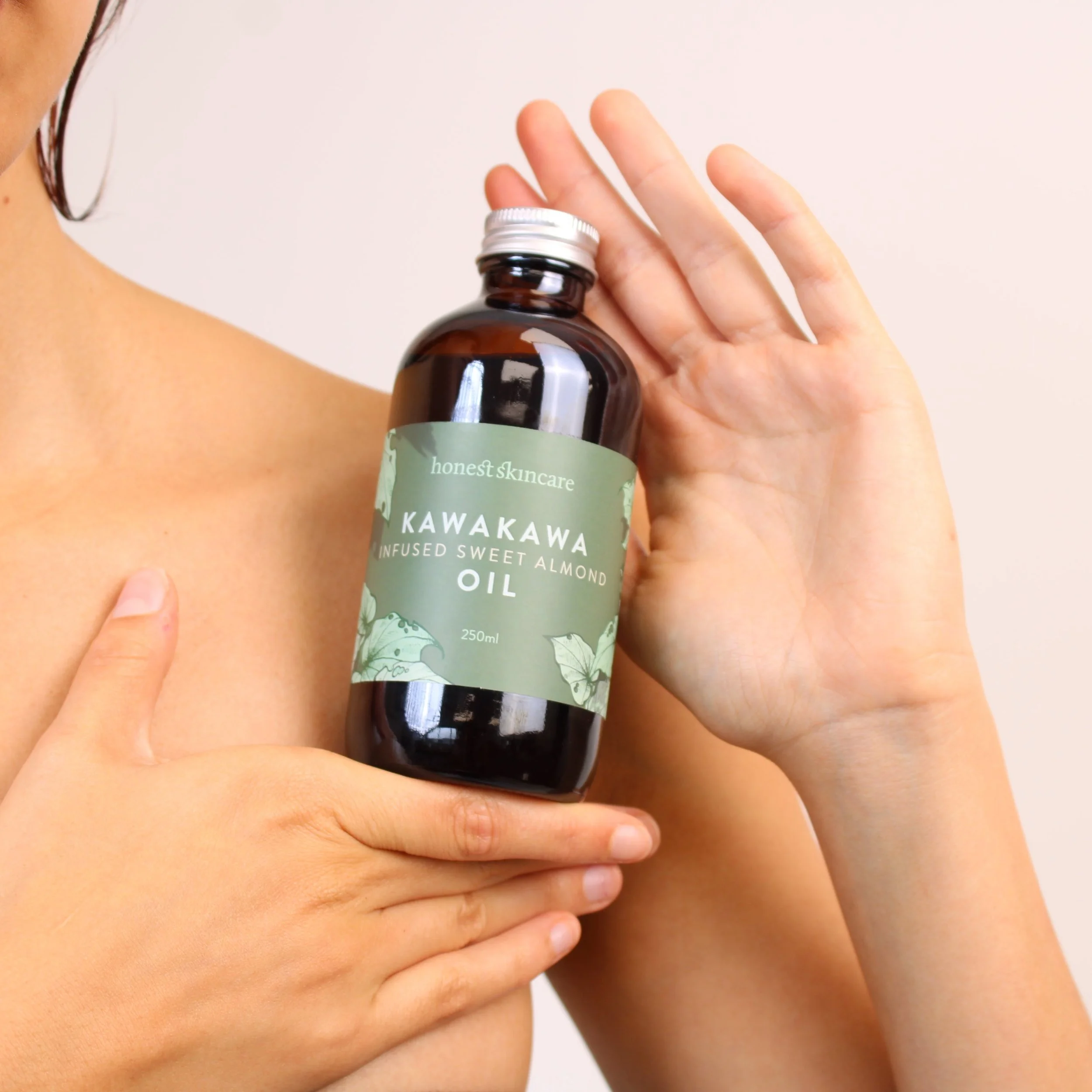 kawakawa_oil_infused_with_almond_oil_250ml_with_model.jpg