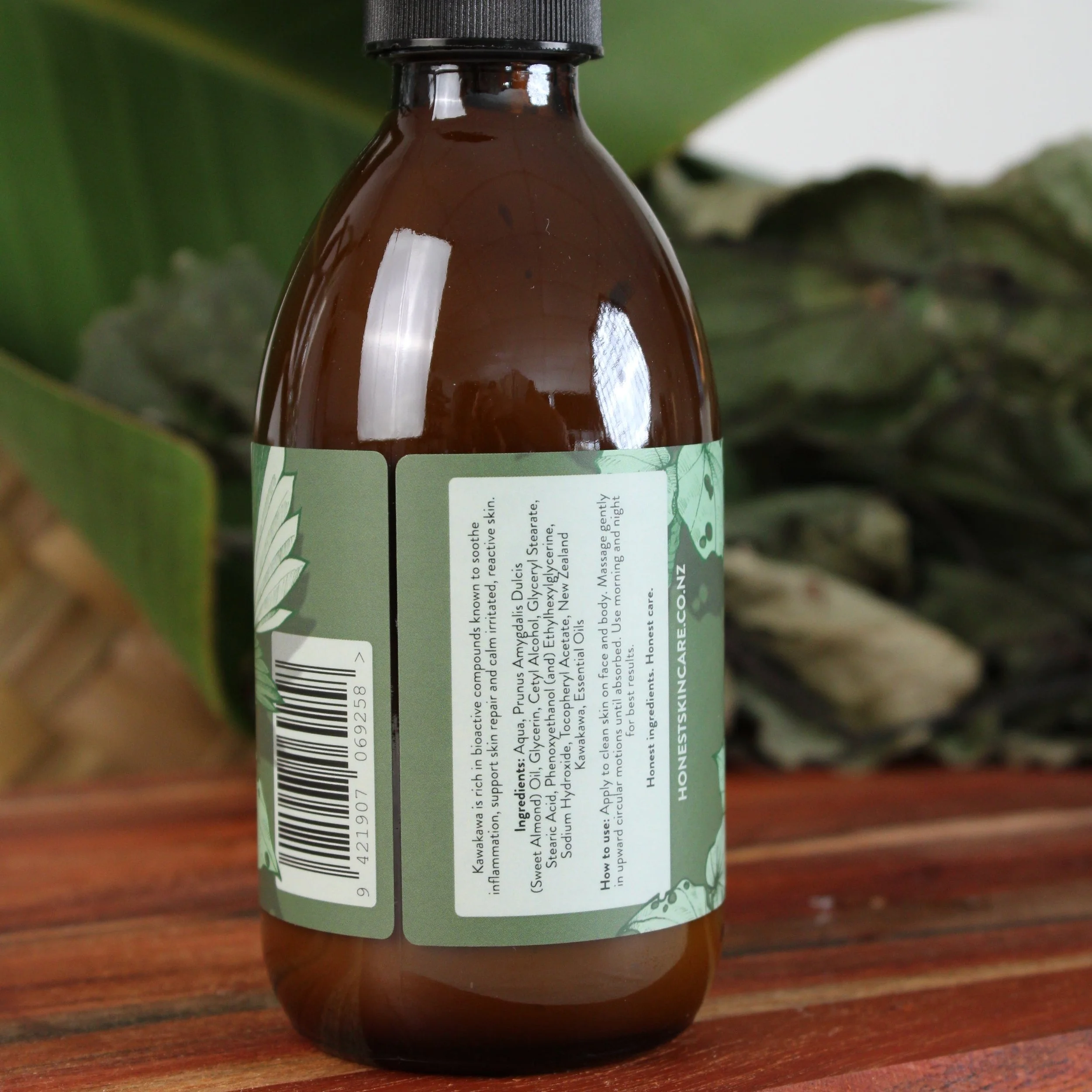 back_side_of_kawakawa_moisturiser_250ml_with_instructions.jpg