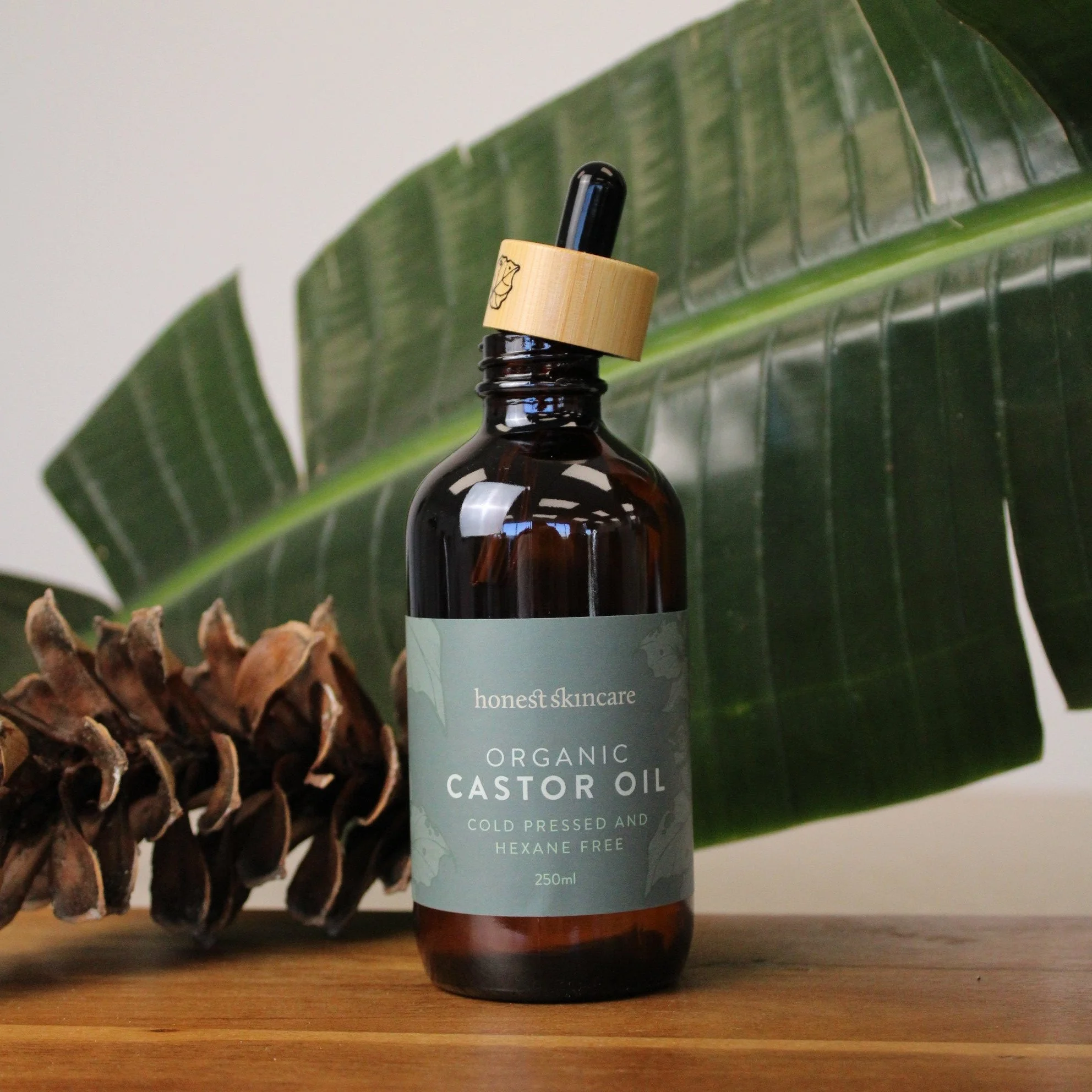 Bottle_of_organic_castor_oil_250ml_lid_opened.jpg