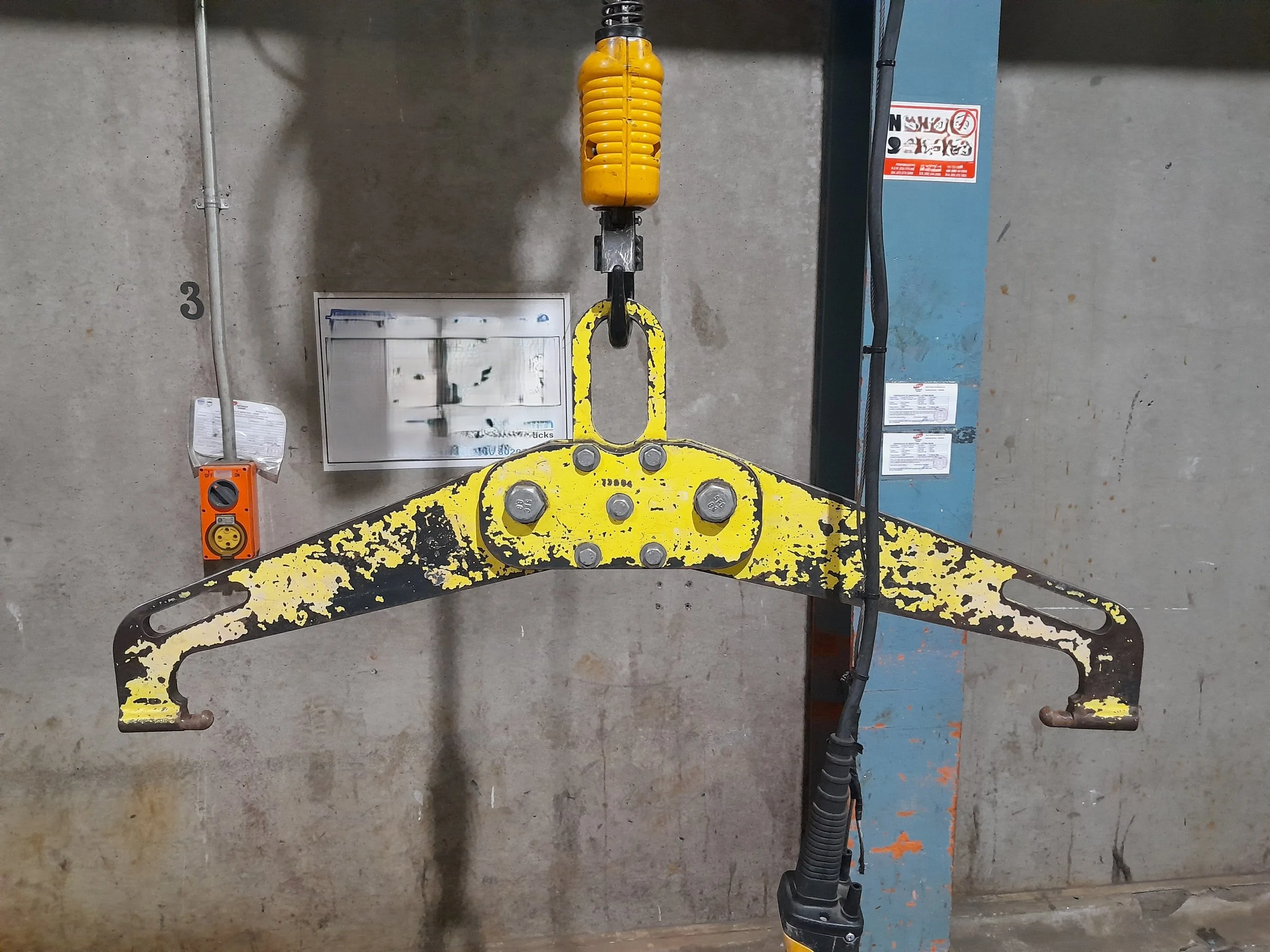 crane suspended forklift battery lifting device