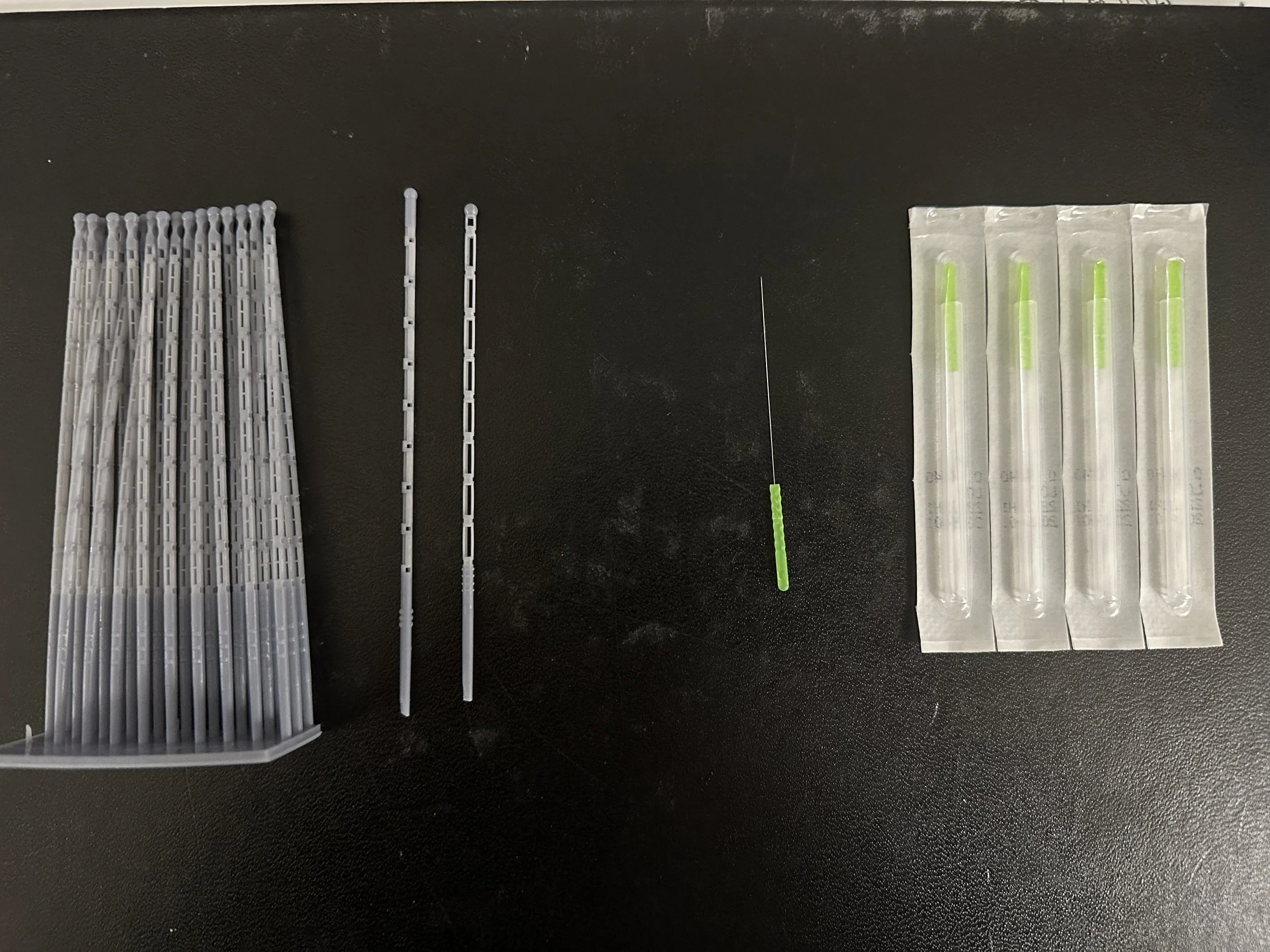 Vitrification batons and acupuncture needles used for vitrification.