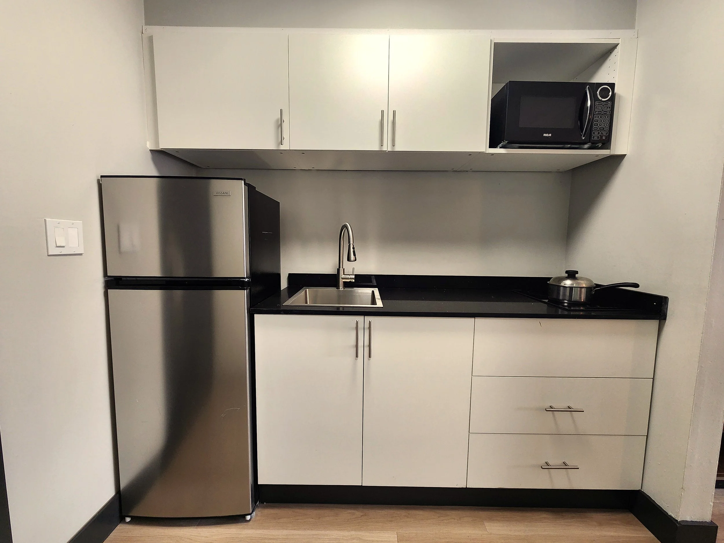 3. Kitchen 2.jpg