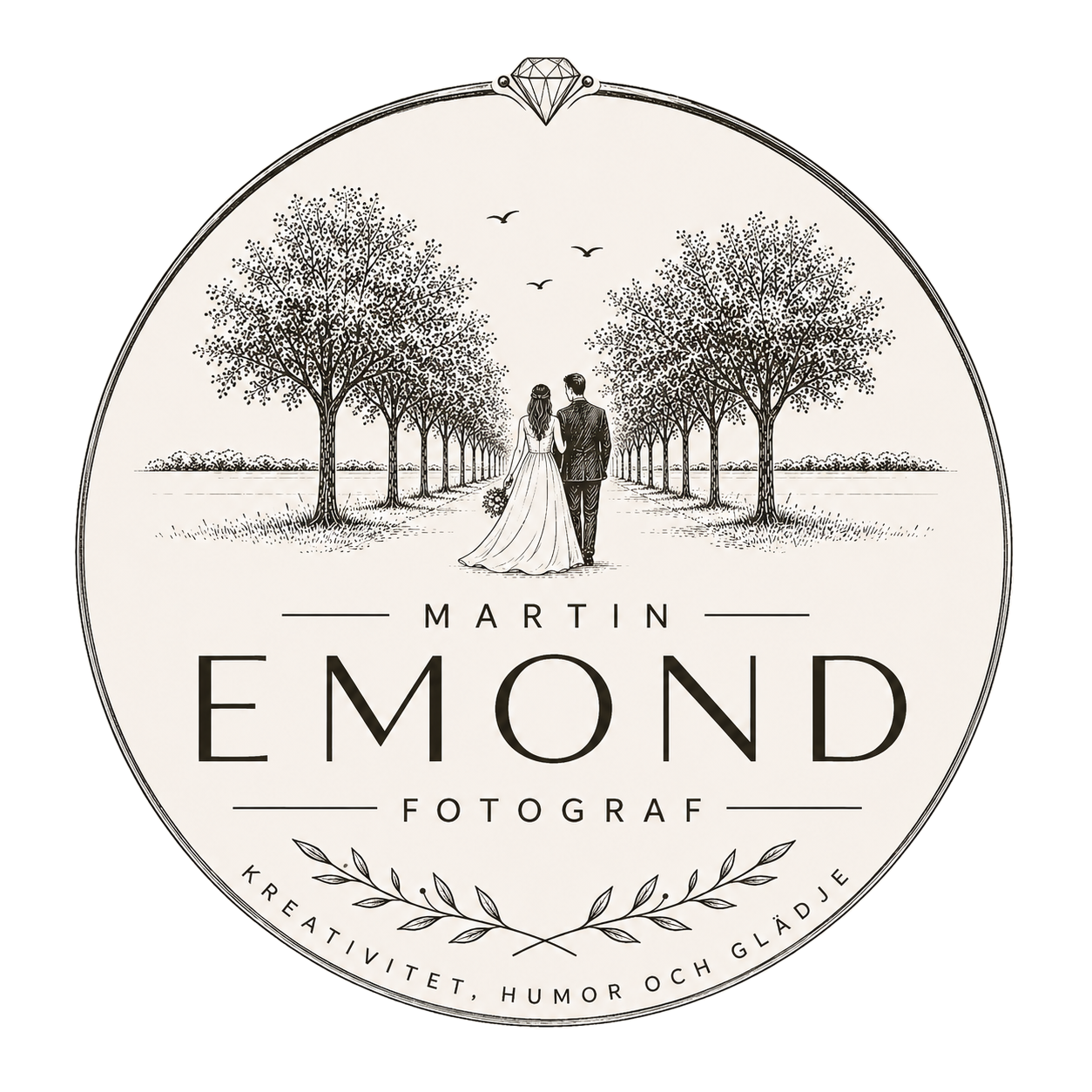 En rund logotyp för en fotograf, med illustration av ett par i bröllopskläder som går hand i hand längs en allé av träd, med flygande fåglar i bakgrunden, och texten 'Martin Emond Fotograf' samt sloganen 'Kreativitet, humor och glädje'.