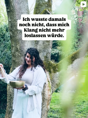 Eine Frau in einem weißen Kleid, die in einem Wald steht und eine Glocke hält. Es gibt einen Text im Bild, der sagt: 'Ich wusste damals noch nicht, dass mich Klang nicht mehr loslassen würde.'